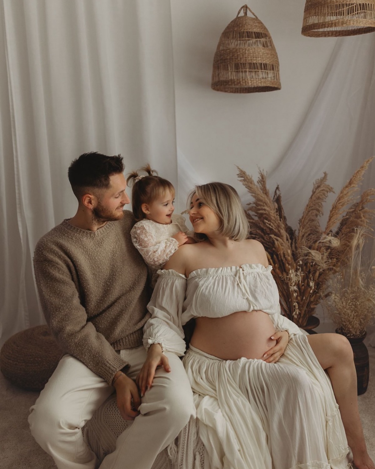 Die kleine Maus habe ich damals auch schon im Bauch der Mama fotografiert und anschließend als Neugeborenes ❤️ und jetzt wird die kleine schon große Schwester 😍 Und wieder darf ich die Erinnerungen an diese Zeit festhalten.
Ich danke allen für euer Vertrauen 🙏
Wenn ihr Interesse an einem Shooting habt, schreibt mir gerne per Kontaktformular über die Homepage.
Dort stehen zb auch alle Infos über Preise und Pakete zu den jeweiligen Shootings.
#babybauch #babybauchshooting #babybauchfotografie #baby #babylove #babyimbauch #maternity #pregnant #dickbauchdienstag #bochum #ruhrgebiet #nrw