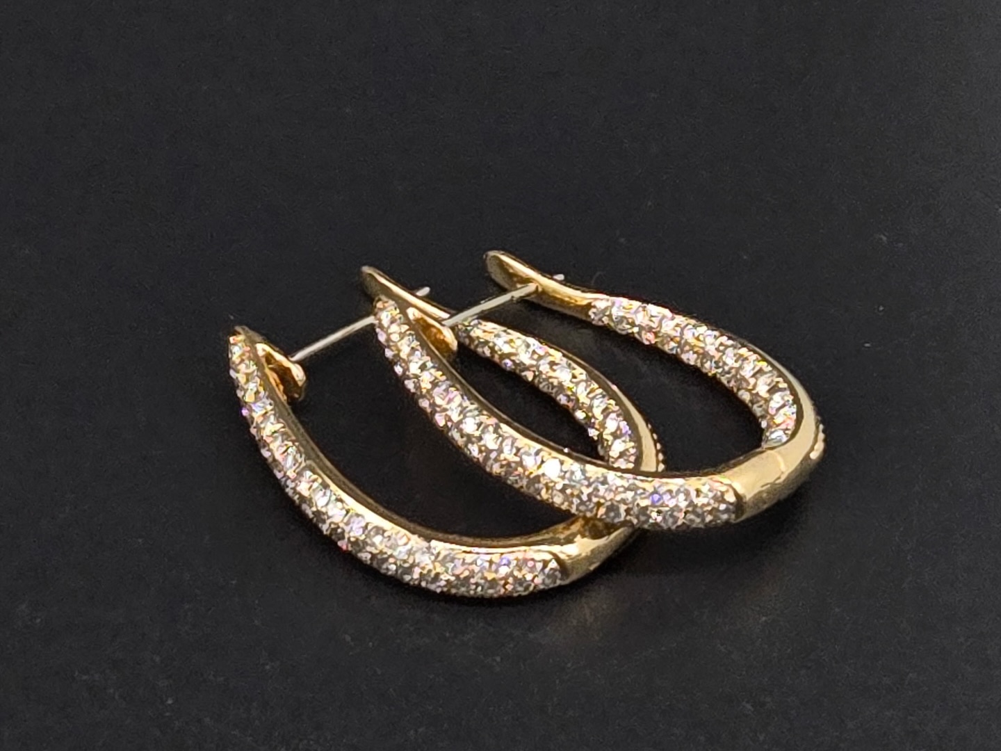 Elegant 18k yellow gold diamond hoop earrings, beautifully set with a total of 3.16 carats of sparkling diamonds.
Designed with a graceful oval silhouette, each hoop is pavé-set along the front, creating continuous brilliance and exceptional light play. The rich warmth of the 18k gold perfectly complements the fire of the diamonds, offering a refined balance of luxury and wearability.
A timeless, sophisticated pair — substantial yet elegant — ideal for both day-to-evening wear and special occasions.
✨ Details
• 18k yellow gold
• Total diamond weight: 3.16 carats
• Secure post and hinged closure
• Classic oval hoop design
Understated glamour with enduring appeal
#DiamondEarrings #LuxuryJewellery #GoldJewellery #StatementEarrings #JewelleryLovers