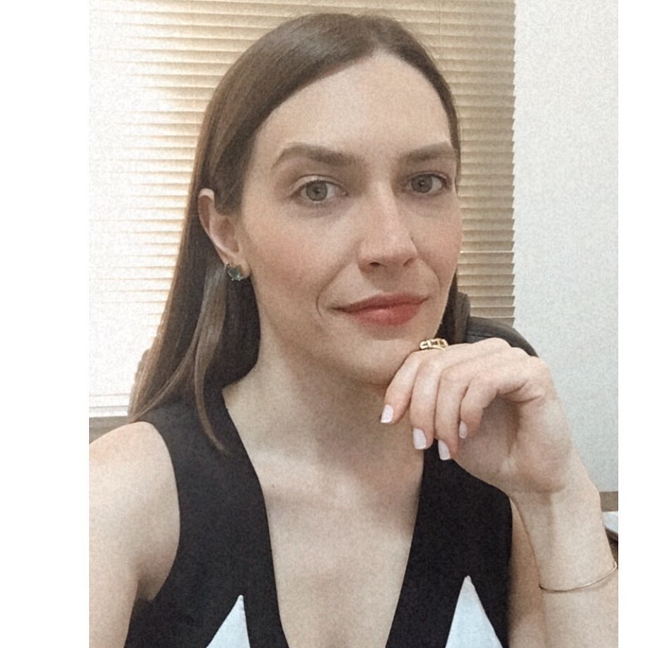 ⚖️ Quem sou?
Muito Prazer!
Sou a Dra. Juliana Di Pietrantonio Aiello,
🔸️Advogada inscrita na OAB/SP n° 375.698, formada em Direito pela PUC Campinas em 2015
🔸️Pós Graduada em Direito de Família e Sucessões pela Faculdade Damásio - Título de Especialista, em 2016
🔸️Sócia do escritório Aiello Advocacia, desde Janeiro de 2016, com 10 anos de experiência profissional na área de Família e Sucessões