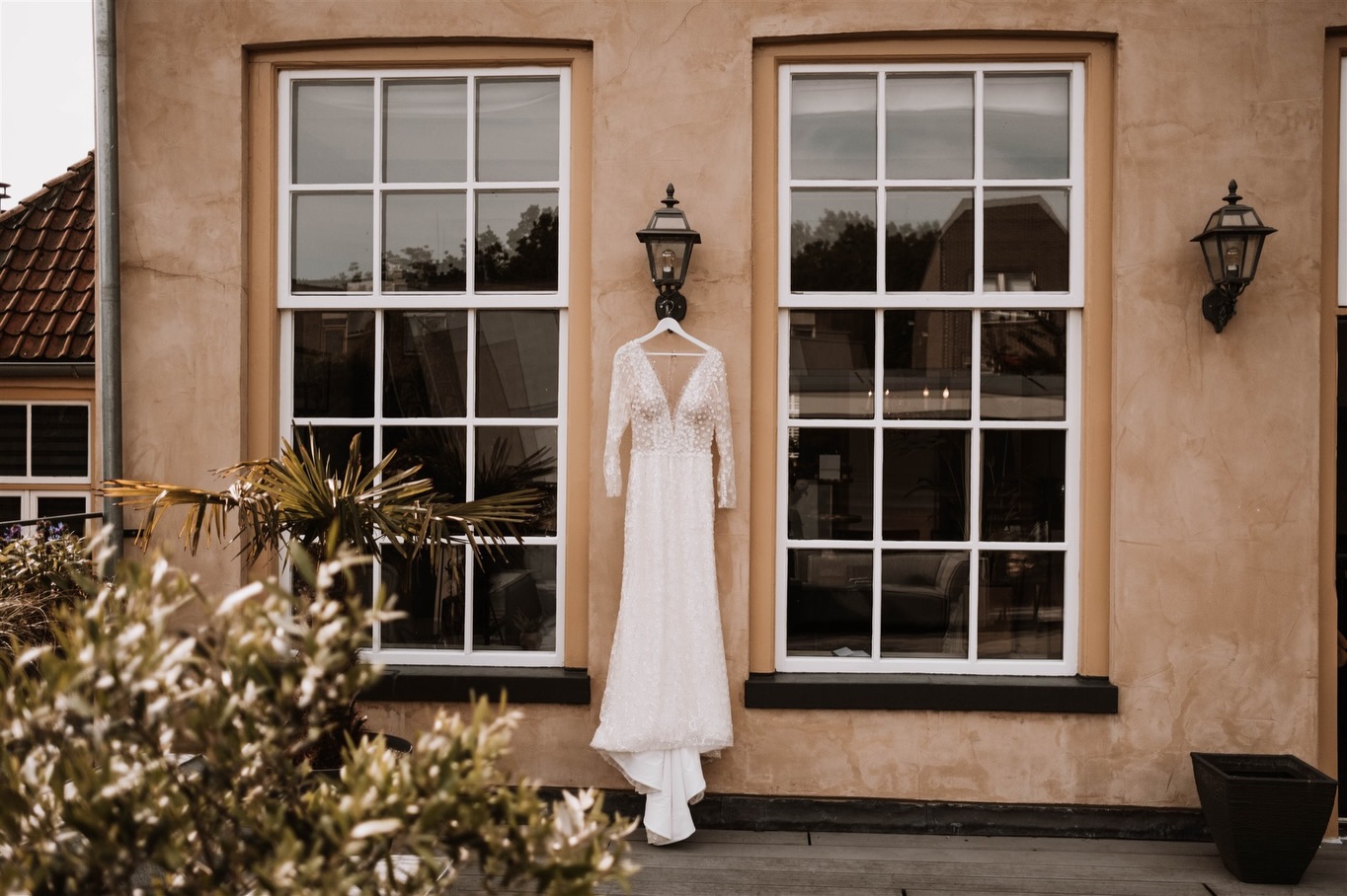 Benieuwd hoe jullie trouwdag bij Havixhorst er uit kan zien? Bekijk dan mijn nieuwste blog van de prachtige mei bruiloft van Ruben & Charlotte! (link in de bio)🤍
Leveranciers van deze bruiloft:
Trouwlocatie: @dehavixhorst
Videograaf: @captainstories_
Bloemist: bloemstylist jarina
Haar & make-up: @thehairupdo
Muzikanten: the cocktail nuts
DJ: @mr.sfeerbeheer
Taart: @sam.en.nels.taarten
Trouwpak: @de_kleermakers
Trouwjurk: @labellablanca.bridal