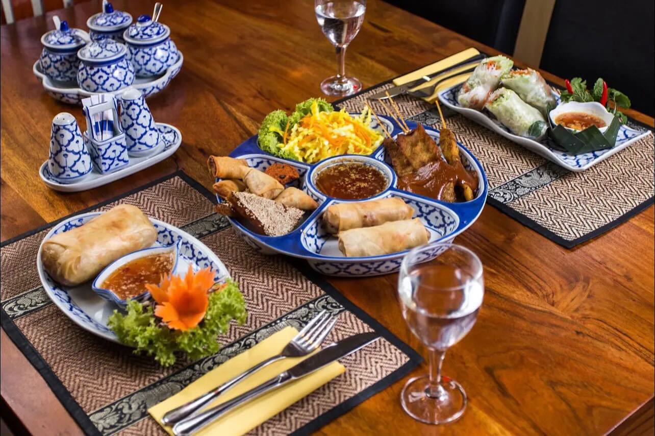 - Vielfalt an Vorspeisen Platte - #sommerrollen #hähnchenspieße #hausgemachtefrühlingsrollen #thaifood #essen #starters 🇹🇭