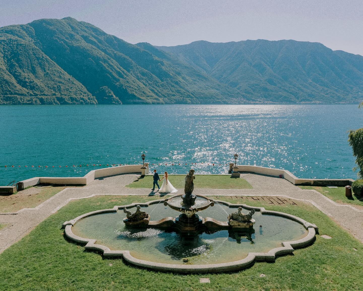 Sun-drenched moments.
A quiet lake.
Love, effortless and timeless.
An intimate escape where elegance feels natural and every second is worth remembering.
Memories preserved on film, looking back.