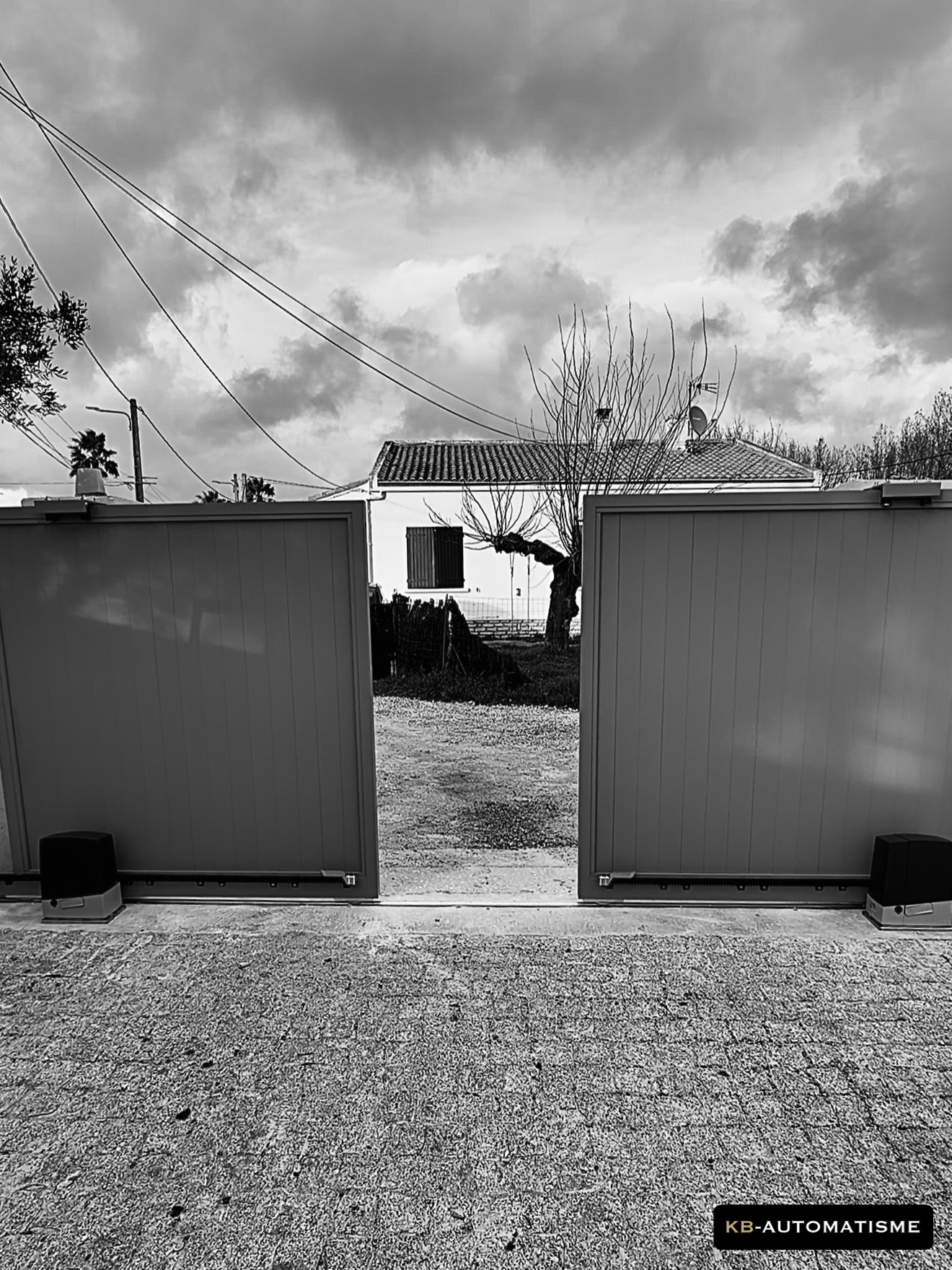 Fabrication d’un portail coulissant sur-mesure – 100 % aluminium
Portail coulissant face-à-face, entièrement fabriqué sur mesure.
Structure en aluminium. Finition soignée et durable.
👉 Fabrication : Boyadjian Métallerie
👉 Motorisation CAME, installation et mise en service : KB-AUTOMATISME
Ouverture fluide, fiable et sécurisée.
Un ensemble parfaitement adapté à l’entrée du client.
#portailaluminium #portailcoulissant #surmesure #boyadjianmetallerie #came motorisation automatisme portailmotorisé kbautomatisme savoirfaire