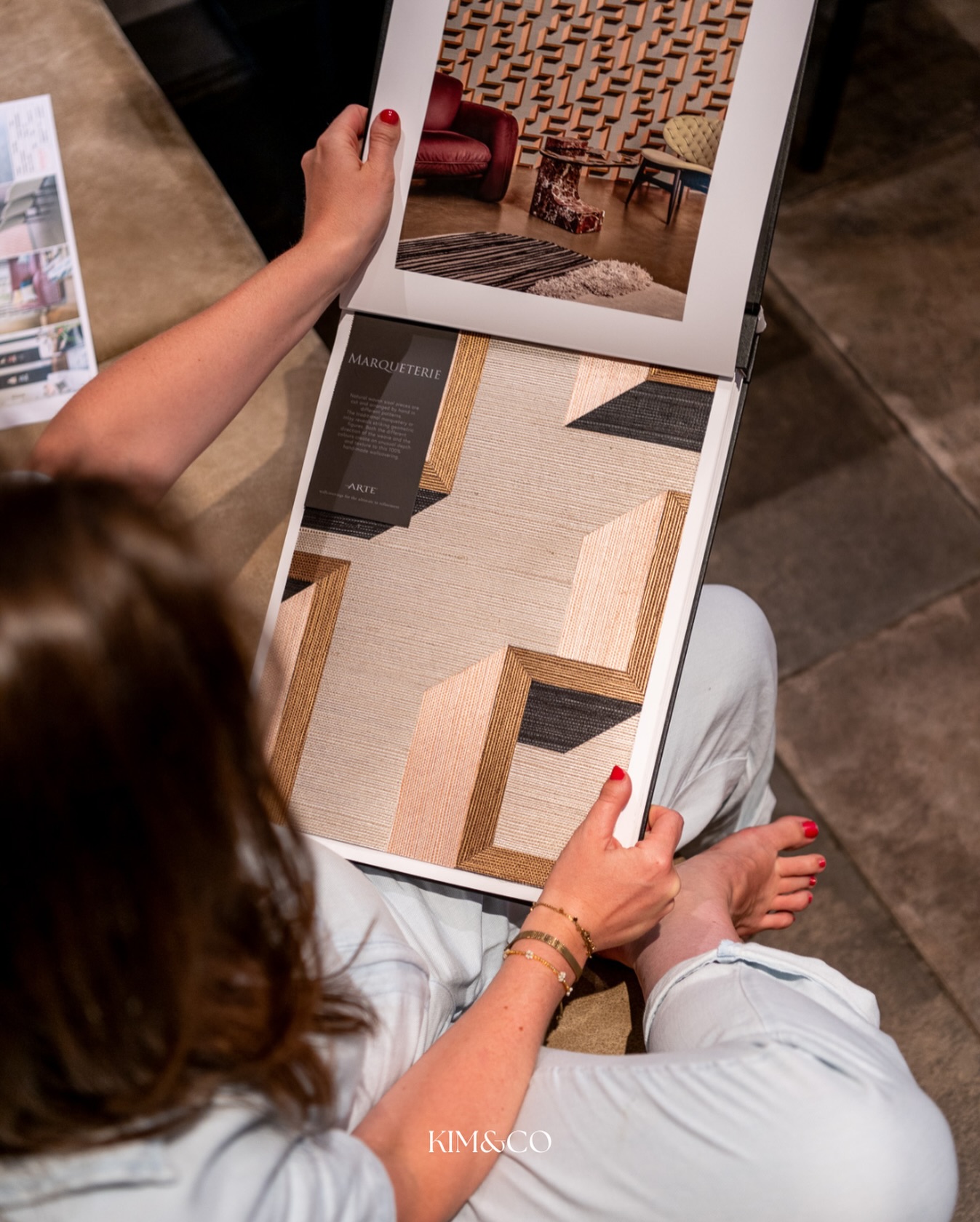 Het zijn de kleine keuzes die bepalen of een huis ook echt als thuis voelt 👇🏼
Een interieur is zoveel meer dan een optelsom van mooie meubels. Het gaat om de juiste textuur van een gordijn, de manier waarop het licht binnen valt, of die ene vaas op tafel die precies op de juiste plek staat.
We geloven dat die details de basis vormen voor je ‘safe space’. Het zijn de elementen die uitnodigen om de wereld buiten te laten voor wat het is en terug bij jezelf te komen.
We vullen de ruimte niet simpelweg in, we zoeken naar de zachtheid die nodig is om de energie weer te laten stromen.
Pas als de details kloppen, klopt je interieur 🏡
#kimandco #interieurdetails #zachtheid #venray #landeninjehuis