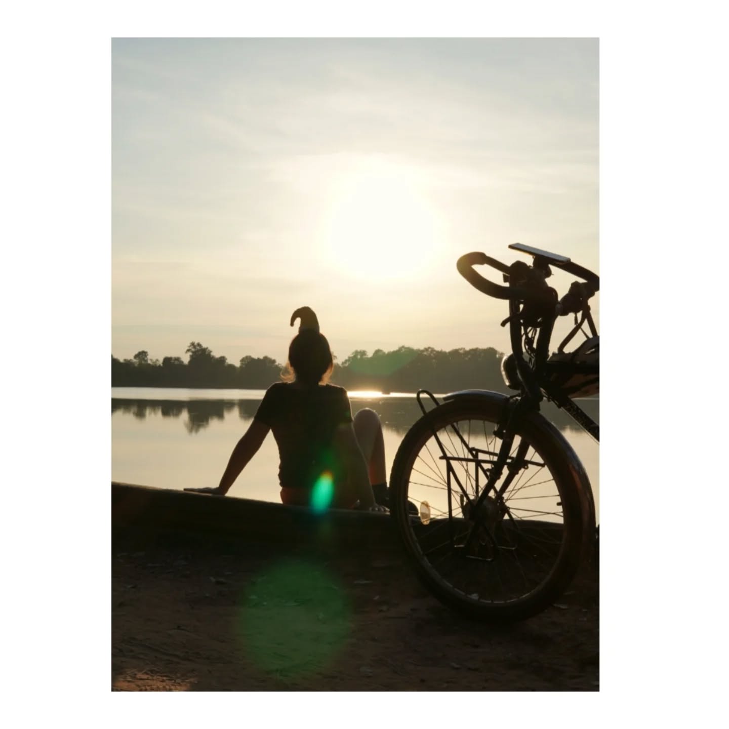 Joyeux Noël sous les tropiques 🎄🌴
Bien qu'ayant passé des années à l'étranger, aujourd'hui est bien mon premier Noël au chaud !
Étranger nouvelle ambiance de fête sous les palmiers. Car même si le temps a fraîchi (si si, 19°C au petit matin ça suffit pour ressortir veste et foulard je vous assure 🥶), difficile de se mettre dans l'ambiance de Noël !
Mais c'était sans compter l'arrivée de ma fabuleuse Maman et ses sacs emplis de fromages et chocolats ! ✨
Allez, je vous souhaite de beaux repas, de joyeuses fêtes et surtout de profiter de moments dehors ! ❄️
#christmastropicalvibe #beautifulfamilytime