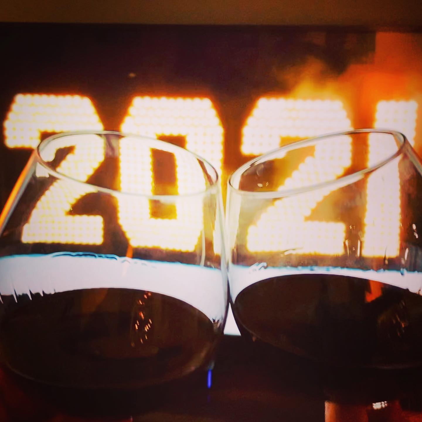 Happy New Year!! May this one be a helluva lot better then the last. Cheers to a better and brighter future ahead for all of us! 🥳🍻🍾🥂 #happynewyear #ringinginthenewyear #brighterdaysahead #2021 #goodbye2020 #wine #drinkinginthenewyear