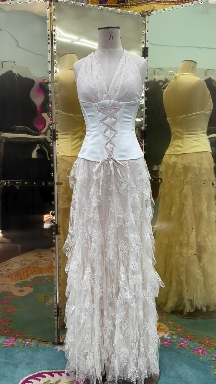 Spring is fast approaching and love is in the air 💗We’ve put together a Spring Romance collection for your viewing (and shopping) pleasure ✨ Nothing like soft ruffles and flowy fabrics to welcome the warmer days ahead!
#timewarpbr #shoplocal #midcitybr #vintage #vintagefashion