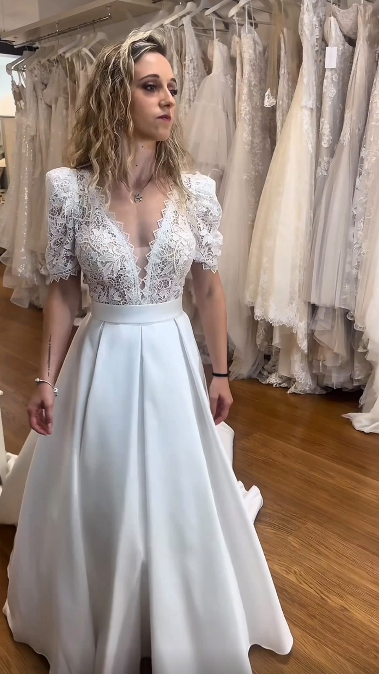 “Sono goffa”
“Non so camminare bene”
Quante volte ho sentito queste parole. Non sei goffa, è che nessuno ti ha mai spiegato come si fa.
Anche tu puoi avere l’eleganza che meriti (e che merita anche il tuo abito da sposa)
Come?
✨ Puoi essere una sposa Lindera e avere in omaggio il tuo corso di portamento completo e personalizzato
✨ Oppure puoi andare al link in bio e scoprire il corso completo online disponibile per te per sempre, perché l’eleganza è bella anche oltre il
Giorno delle nozze
✨ seguimi per altre tips di portamento. . #. #abitodasposa #eleganza #sposa #portamentosposa #matrimonio #corsodiportamento