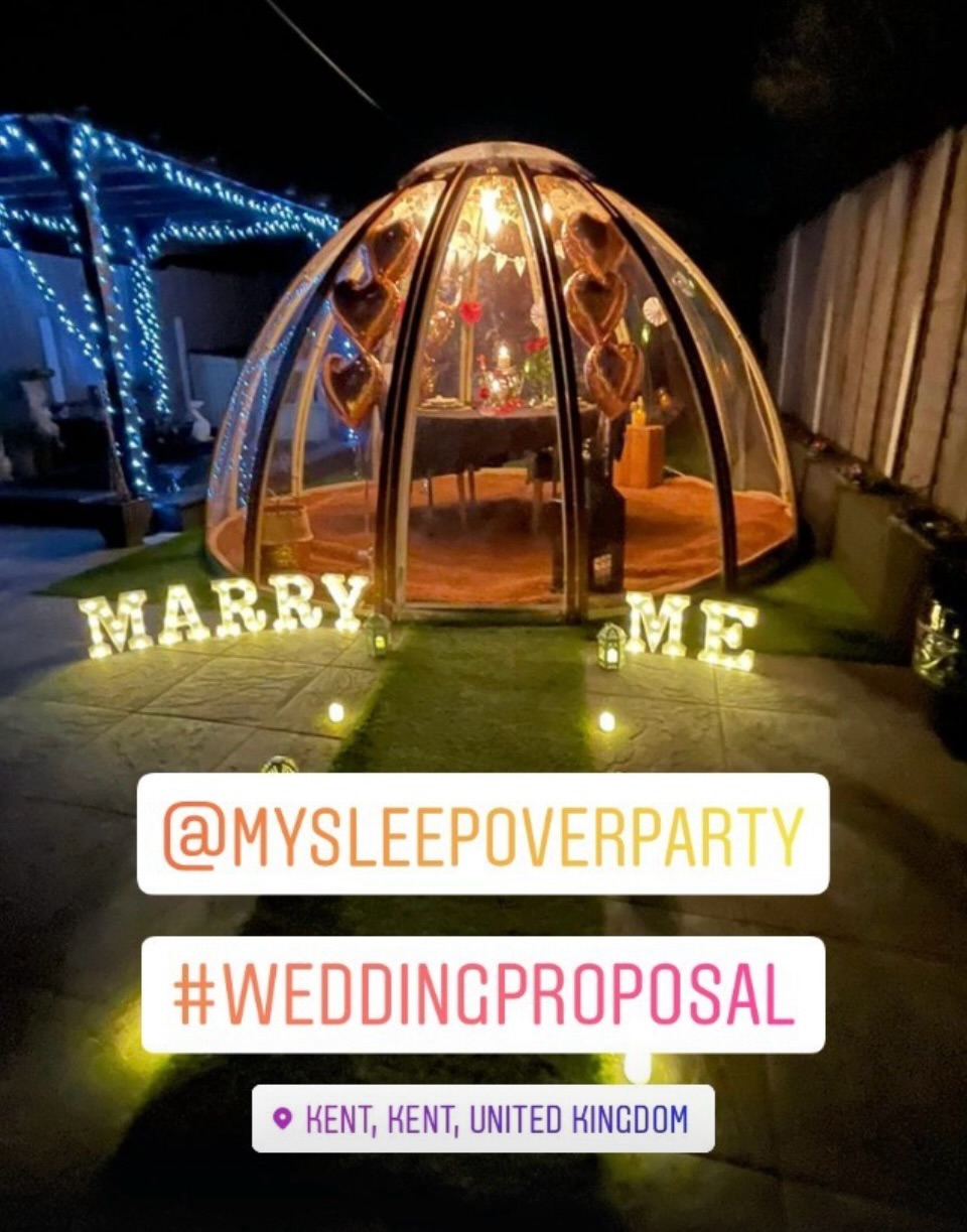 Your fairy-tale proposal doesn’t need a castle. ❄️
This Valentine’s, private dining experiences under the stars (and a cozy, glowing dome) for the moment you ask the biggest question of your life. 🥂 DM “PROPOSAL” to plan your magical yes.