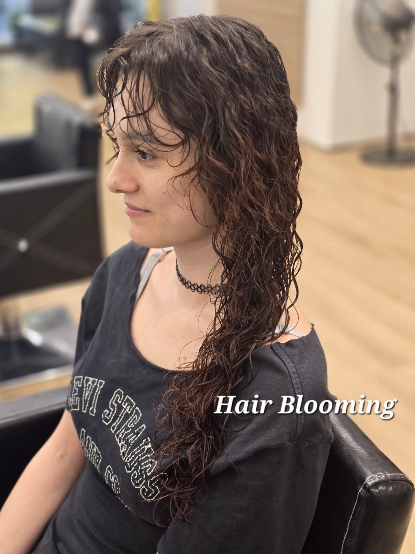 🩷#wavyhairstyle perm 🩷
Soft, natural perm designed for effortless everyday styling ✨
This look adds gentle movement and volume without feeling heavy or overdone.
Perfect for clients who want a low-maintenance style that still looks polished and modern.
Every perm is customised to suit your hair texture, lifestyle, and face shape —
so it grows out beautifully and stays easy to manage between salon visits 🤍
#AdelaideHair
#AdelaideSalon
#NaturalPerm
#SoftWaves