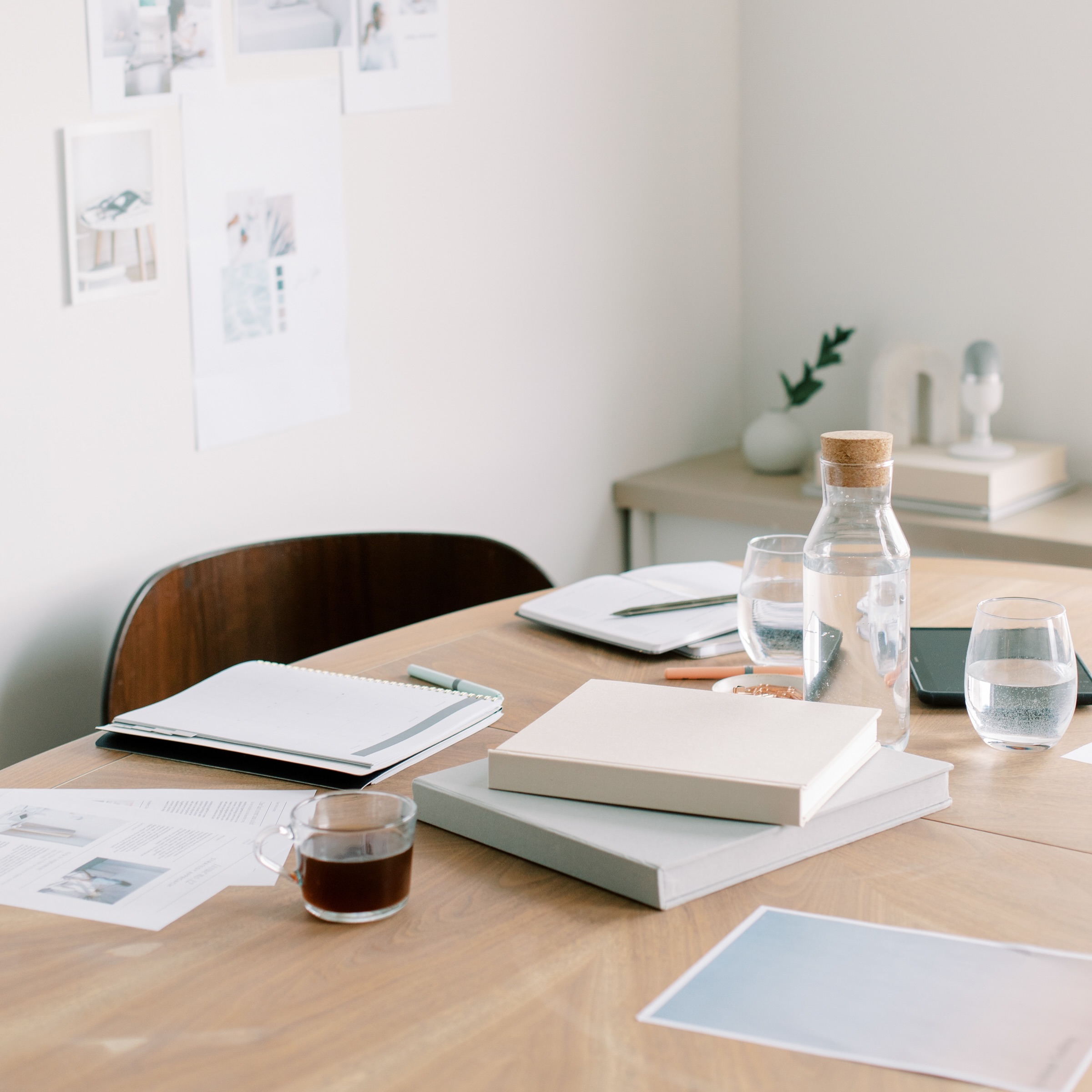HAR DU ETT RIKTIGT JOBB?
Har du hört från andra företagare att de också har ett riktigt jobb, en anställning.
Eller att de tidigare hade ett riktigt jobb.
Som att driva företag inte är ett riktigt jobb?
Vad tycker du om den åsikten?
Jag tycker att det är att nedvärdera oss som driver vårt företag helhjärtat. Oss som älskar vårt företag oavsett om det är på heltid eller inte.
Är inte alla jobb vi har riktiga? Oavsett om det är en anställning eller egenföretagare. ☺️
#egenföretagare #företagare #egetföretag #entreprenörsliv #entreprenörskap #entreprenör #kvinnligföretagare #kvinnligentreprenör #grafiskdesign #grafiskdesigner #drivaeget #drivaföretag #varumärkesbyggande #branddesigner #branddesign