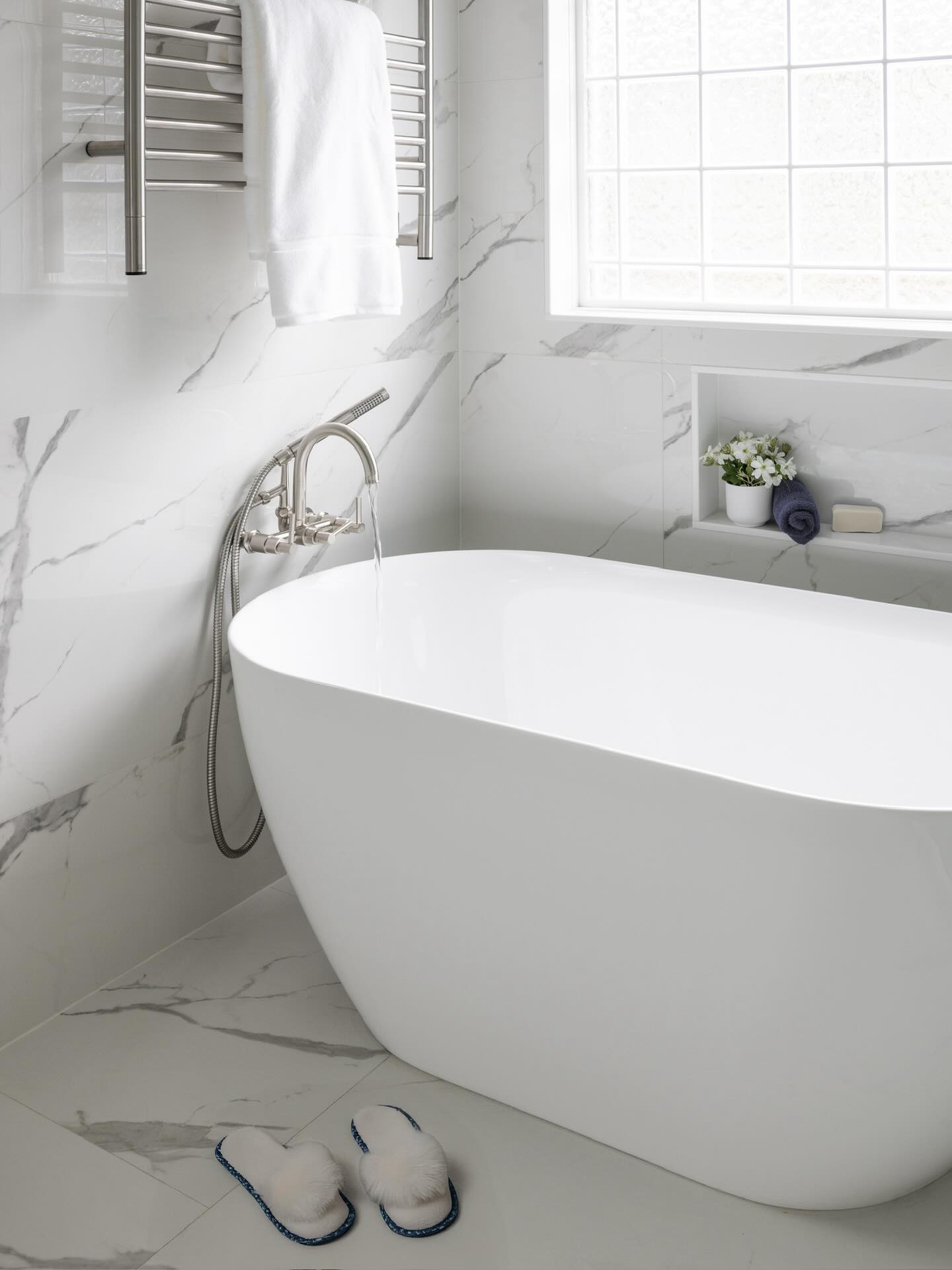 Cold winter mornings hit different when your bathroom feels like a spa ❄️🛁. A deep soaking tub, warm water, and a heated towel waiting for you? That’s the kind of winter upgrade we love!
This master bath renovation was designed for comfort, calm, and a little everyday luxury…because your home should work with the season, not against it.
Dreaming of a bathroom that makes winter mornings easier (and evenings even better)? Let’s chat!
#turnerdesignbuild #bathremodel #homedesign #customrenovations #designbuild