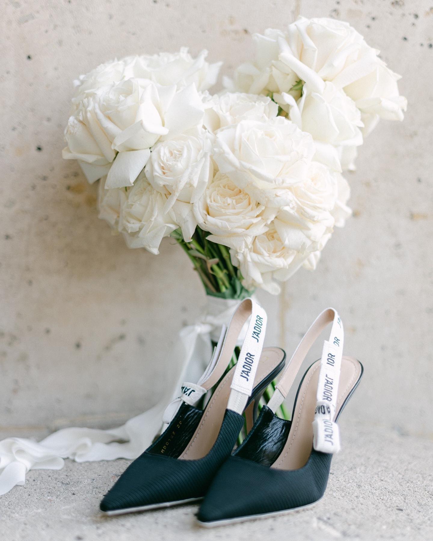 • Flach oder hoch, schlicht oder Hingucker •
Wenn es um Hochzeitsschuhe geht, ist es wichtig, einen Schuh zu finden, der sowohl stilvoll als auch bequem ist. Aber manchmal ist es auch schön, etwas ganz Besonderes und Auffälliges zu wählen, das den Tag noch unvergesslicher macht. Diese atemberaubenden J'ADIOR SLINGBACK-PUMPS sind definitiv ein Beispiel dafür! Mit ihrer eleganten Silhouette sind sie ein Hingucker und passen perfekt zum romantischen Rosenstrauß auf dem Bild. Ich selbst hatte glitzernde Cinderella-Schuhe von Jimmy Choo auf meiner Hochzeit an, die mich den ganzen Tag über begleitet haben. Aber ich weiß, dass es für viele Bräute auch wichtig ist, flache bequeme Schuhe zu tragen, um den Tag schmerzfrei zu überstehen. Welcher Typ bist du? Bist du eher der Typ für einen auffälligen Traumschuh oder bevorzugst du es, den ganzen Tag lang flache bequeme Schuhe zu tragen? Lass es mich in den Kommentaren wissen! 💍
Sandra ♥
#fineartwedding #hochzeit #braut #bridetobe #fineartbride #elegantehochzeit #luxurywedding #heiraten #hochzeitsblog #hochzeitsdienstleister #elegantwedding #hochzeitsinspiration #hochzeitsfotografmagdeburg #fineartweddings #classywedding
#hochzeitslocation #weddingmagazine #klassischehochzeit
#hochzeitsfotografinmagdeburg #hochzeitstotografluzern #HochzeitsfotogratBerlin
#hochzeitsfotografhannover #hochzeitsfotografdresden
#hochzeitsfotografleipzig
#contentexperienceparis #sIcontentexperience
#abcontentexperience #fineart #fineweddings
planning & organisation & design: @alinabernsteiner_weddings host
photographer & design: @stefanielangeweddings
coachings: @stefanielangeeducation
hair & make-up: @sImakeupandhair videographer:
@andreschlechtefilms
couple: @alannah_victor dress: @princessdreams
stationery: @letteringbygrg
jewelry: @juvelan
sweets: @suesseflora
floral design: @herzlichfestlich
champagner glas: @gotvintagerental flatlay background:
@locustcollection
silk ribbons: @ohsopreppy_shop champagne: @domperignonofficial
parfum: @acquadiparma_official
shoes: @dior
Lipstick: @chanelofficial