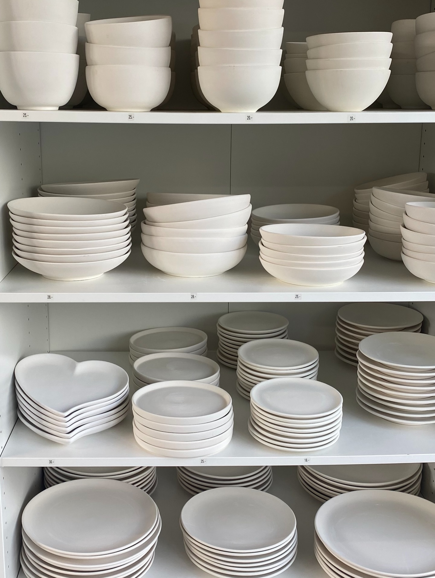 Expertise und Angebot👩🎨
Bei uns geht es um dich und dein kreatives Schaffen!
Viele Formen, hochwertige Farben, verschiedene Maltechniken und eine ganz persönliche Unterstützung machen dein Stück einzigartig. ✨
Keramik bemalen im werK2go in Uster-West
Entspannt•Kreativ•Persönlich 🫶🏻
#keramikmalstudio #keramikdesign #kreativzeit