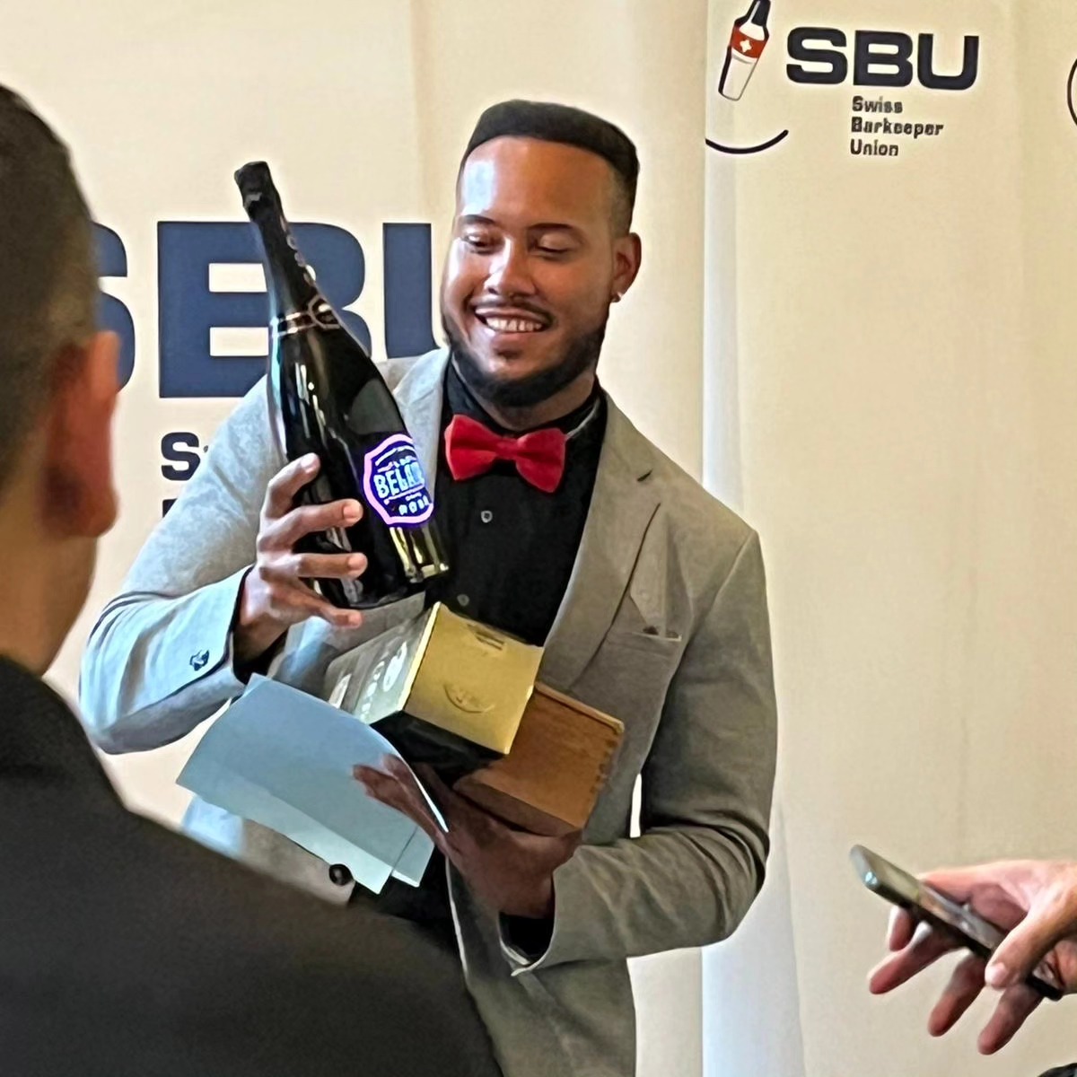 #andthewinneris #@johnnysflair #winner#classic #winner #bestcocktail #congratulations🎉🎉 #trofeoticino #theoneandonly #regular #spontaneous #contest #forbartenders #grazie #@movielocarno