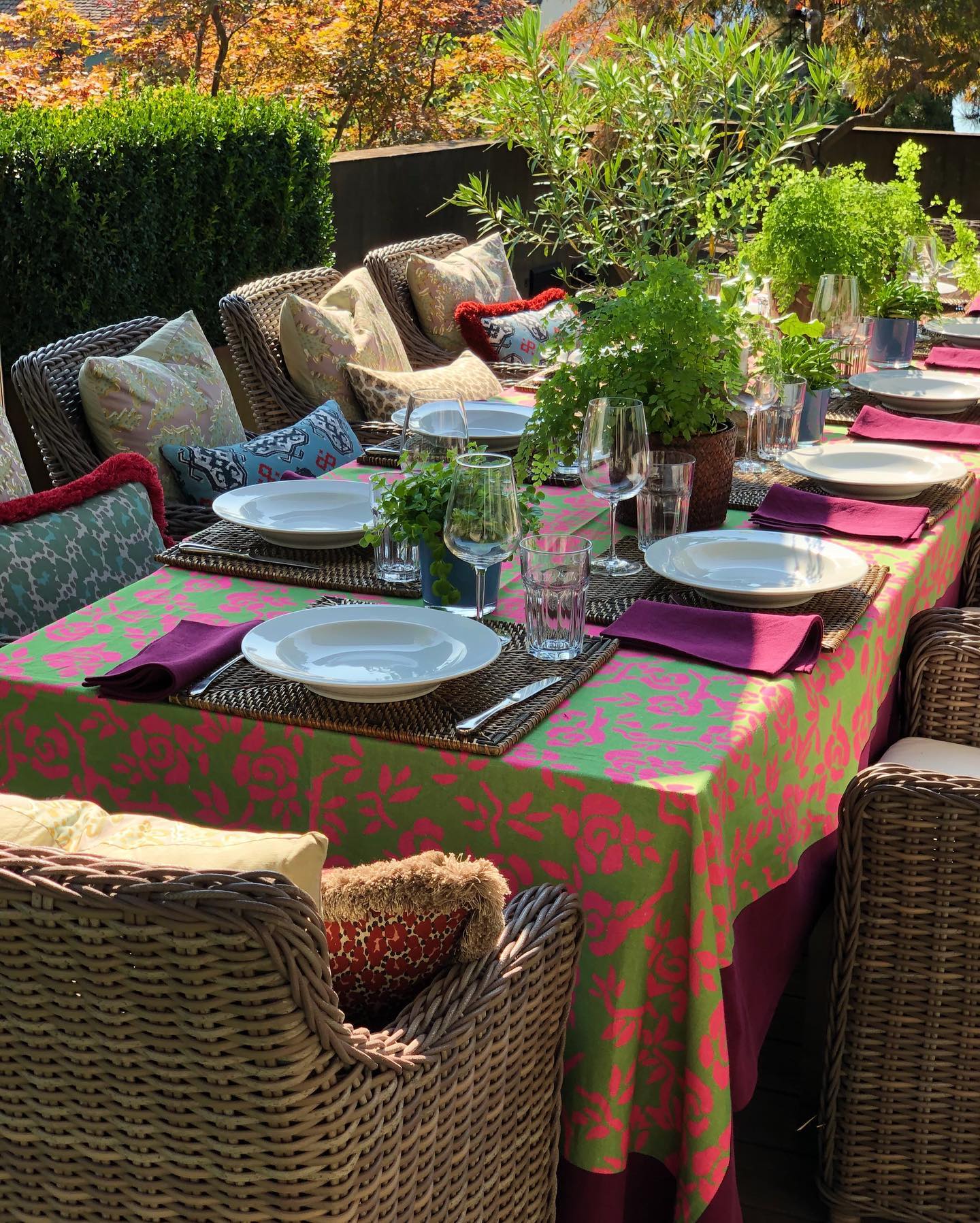 The temperatures are rising and so is the craving for evenings spent in lush gardens and bright colors surrounded by loved ones✨
#tablecloth #pillows #bright #patterns #mywork #mystudio #smallbusiness #madeinzurich #swissmade #spring #dinnertable #colors #garden #textiledesign #textiledesignstudio #barbarawagner
