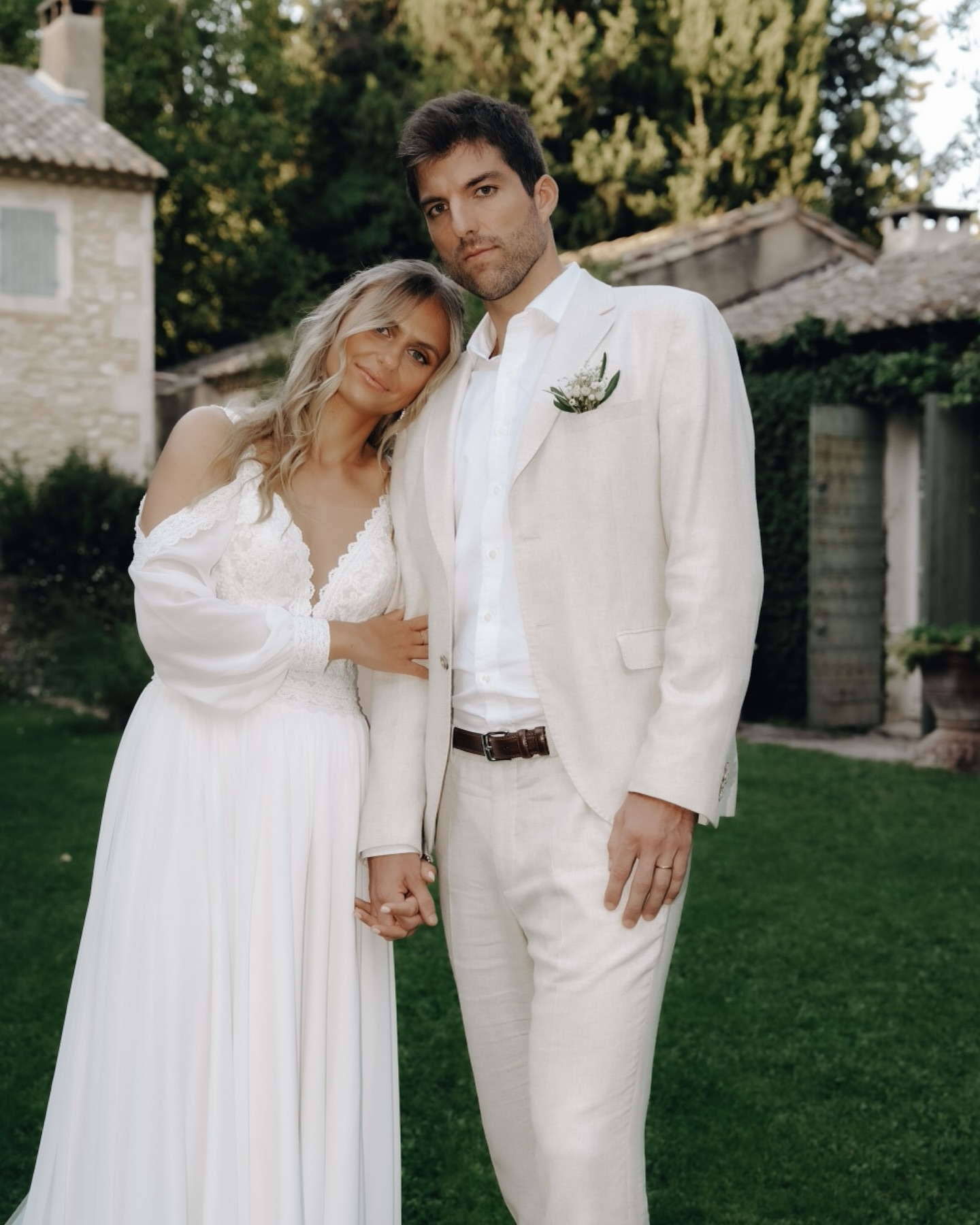 Ce n’est pas le nombre d’invités qui fait l’intensité d’un mariage.
Ici, ils étaient une quinzaine.
Une cérémonie simple dans une petite église sombre.
Un repas dans un Airbnb.
Et largement assez de matière pour raconter quelque chose.
Mention spéciale à la mère de la mariée, clairement la plus motivée pour la séance couple, on aurait dit une entraîneuse avec son équipe de foot 🫶🏻