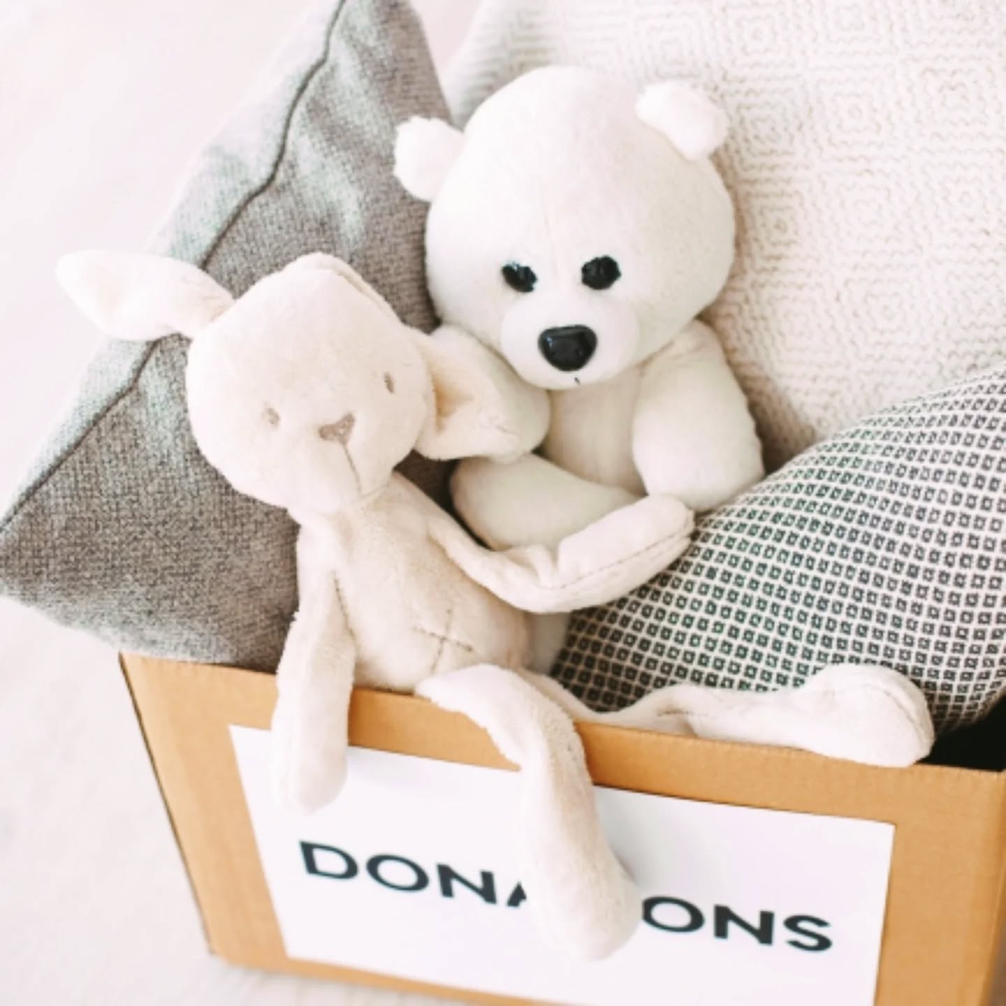 Do you apply the one-in, one-out rule to keep clutter at bay? In my latest blog I share New Year's clean-up strategies that will refresh your home and your mindset. Click link in bio to read.
#clutterfreehome
#clutterbuster #professionalorganizer #bayareaorganizer #amscotthome