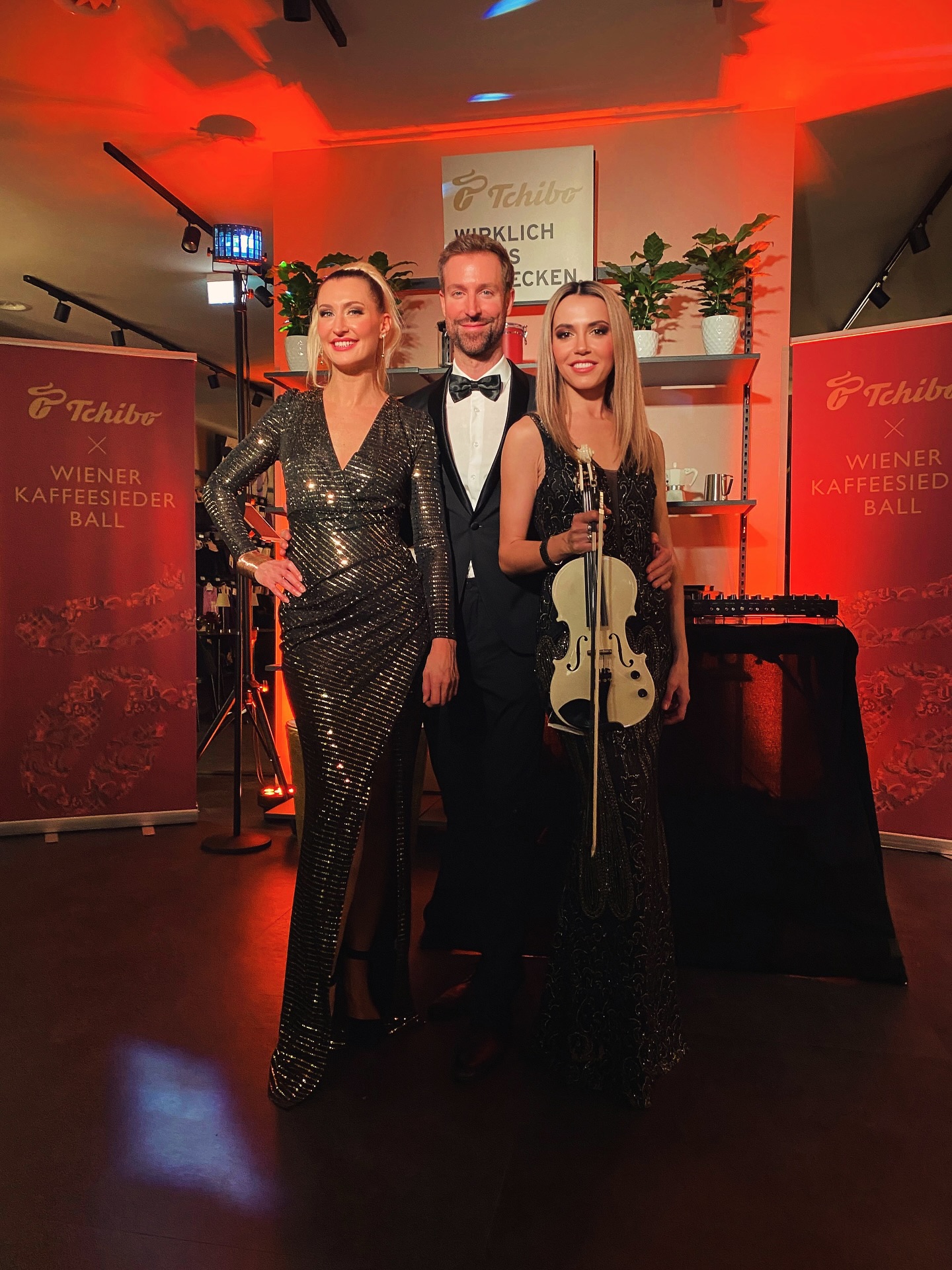 With our ✨ DJ Live-Act feat. violin 🎻✨ at the press conference of @tchibo organized by @eventmgmtheinreichsberger for the 67th @kaffeesiederball at @hofburg_vienna ! 🔥
We are happy to announce our performance this year at the @kaffeesiederball for @tchibo.at! ✨
Thanks to @eventmgmtheinreichsberger and @sugaroffice_artistagency_shows in your trust! 🫶🏽
.
👉🏽 www.sugarskymusic.com
.
.
#SugarSky #DJLiveAct #Violin #PressConference #Tchibo #Kaffeesiederball2026 #Ball #Hofburg #Exclusive #Event #Liveact #Showact #EventEntertainment #EventBand #Party #Music #Vienna #Artists