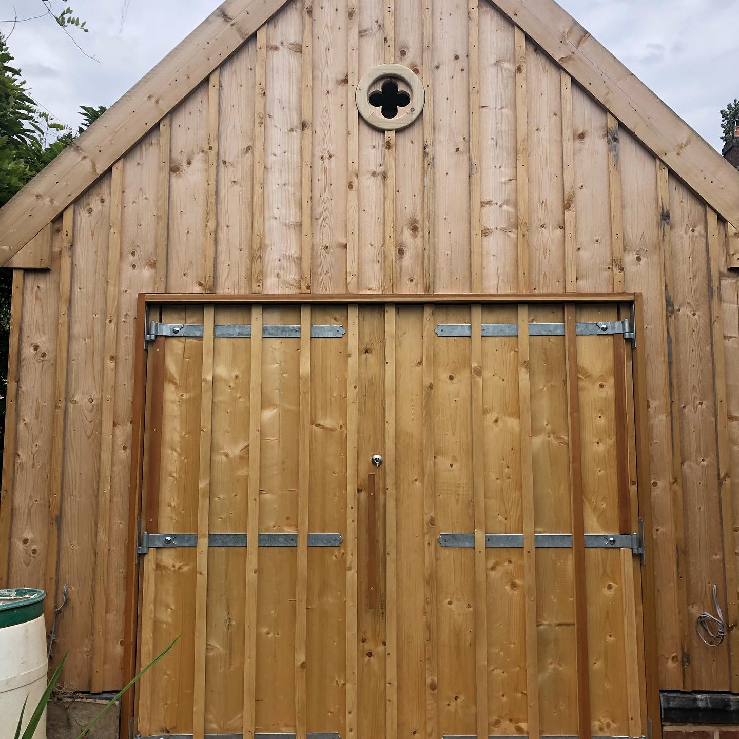 Bespoke double doors and frame, continuous seam cladding on a mortise and tenon
Frame. Quatrafoil Owl box entrance above, designed by and for, the wonderful @christo_dyson @leighcam24
#design #garagedoors #joinery #bespokefurniture
#woodworkessex #handmade @woodalldesigns woodalldesigns.com