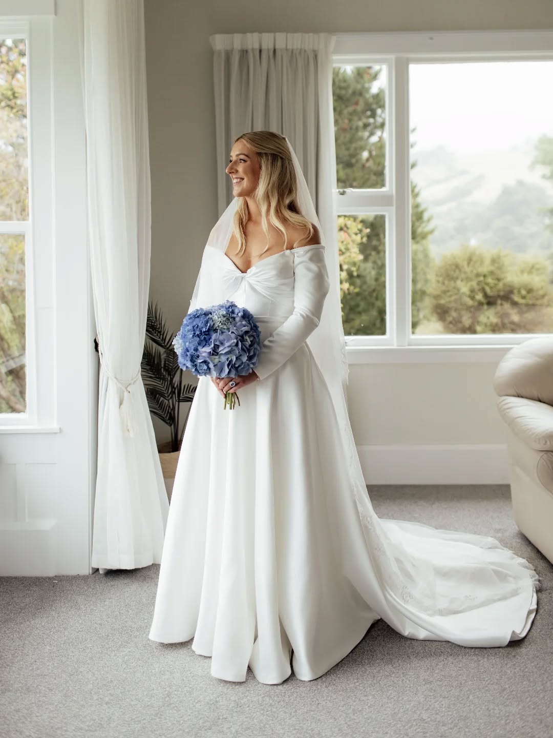 S L E E V E S
Bespoke sleeves have to be one of my favorite transformations of any dress.
An honor to make this dress so unique for this bride ✨️
📷 - @georgeandjane__
💄 - @chelseaelliss_
💇♀️ - @createhairdressing
#bespokesleeves #weddingdress #alteredtofitperfectly