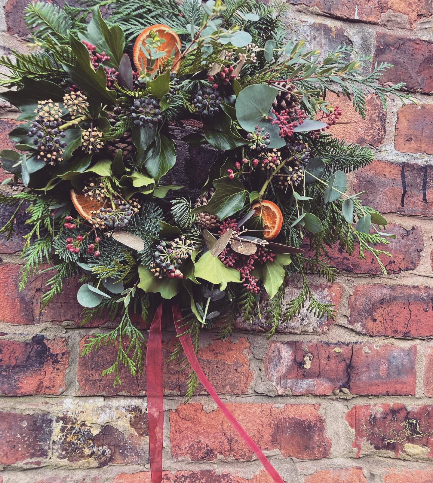The tree goes up this weekend and I spent last night making this lovely festive wreath with the talented @katesshed hosted by the makers of the best blondies in town @kin_bakehouse ✨
Starting to feel festive!
#festivewreath #crockeryhire #potkettlewhite #festivetablescape #festivetables #christmastable