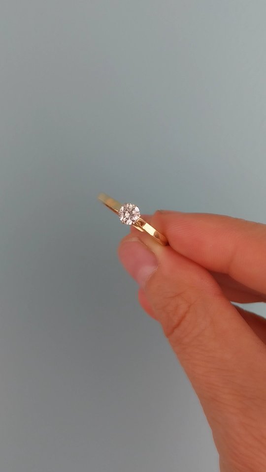 Verloven in 2026? 💍✨
Grote plannen beginnen met een kleine doosje.
Plan je een aanzoek in 2026 en kom je alleen langs om dé ring te kiezen? Dat is helemaal normaal — en geen probleem. Je staat er niet alleen voor.
Ik begeleid je stap voor stap bij het kiezen van een verlovingsring die past bij haar stijl, persoonlijkheid en jullie verhaal. Van subtiele hints tot een ring waar ze volmondig “ja” tegen zegt 😉
Jij zorgt voor de vraag. Ik help met de ring.
#verlovingsringen
#juweelontwerp
#goudsmid
#goud
#aanzoek