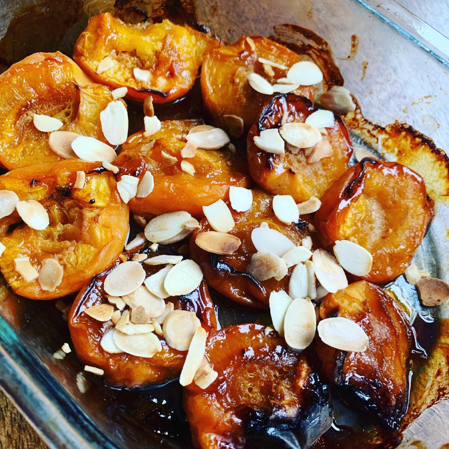 BAKED APRICOTS
What to do if the apricots you have bought are tasteless? Don’t despair!
👉open in half your apricots and put them in a baking tray
👉squeeze 1 orange juice in a glass and add:
👉2 tbsp of honey
👉2tsp vanilla essence or paste
👉mix all together and add the sauce on top of the apricots
👉bake for 30 mins at 180/200C
👉toast some almond flakes on a pan and add them on top when the apricots are ready
💡 apricots are low in calories but high in fiber👉good for digestion 💡vitamin A👉good for eyes
💡vitamin C👉supports immunes system and skin
💡they protect the liver by braking down fat to produce energy
💡loaded with carotenoids👉high antioxidant
💡anti inflammatory
One of my favourite summer fruit!
*
#apricot #summer #fruit #orange #colour #digestion #antioxidant #eat #eatrainbow #nutrition #nutrition #london🇬🇧 #italianfood #naturopata #foodlover #foodislife #foodisfuel #healthyfood #healthyeating #foodgram #eatwell #eatclean #eatwell #nature