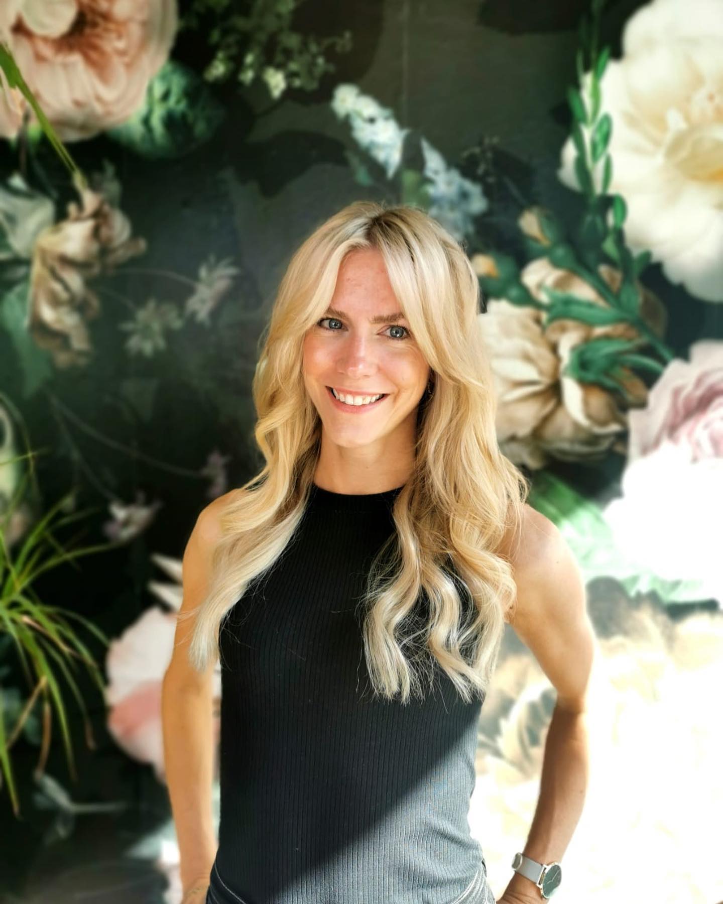 Strahlend schön - wie die warmen Sonnenstrahlen im Herbst ☀️
#blonde #blondehair #balayage #blondebalayage #tapeextensions #curtainbangs #hairinspo #haircolor #longhair #evohair #dyson #ghd #urbanalchemy #olaplex #newflag #marianila #köpenick #kopfkünstler
