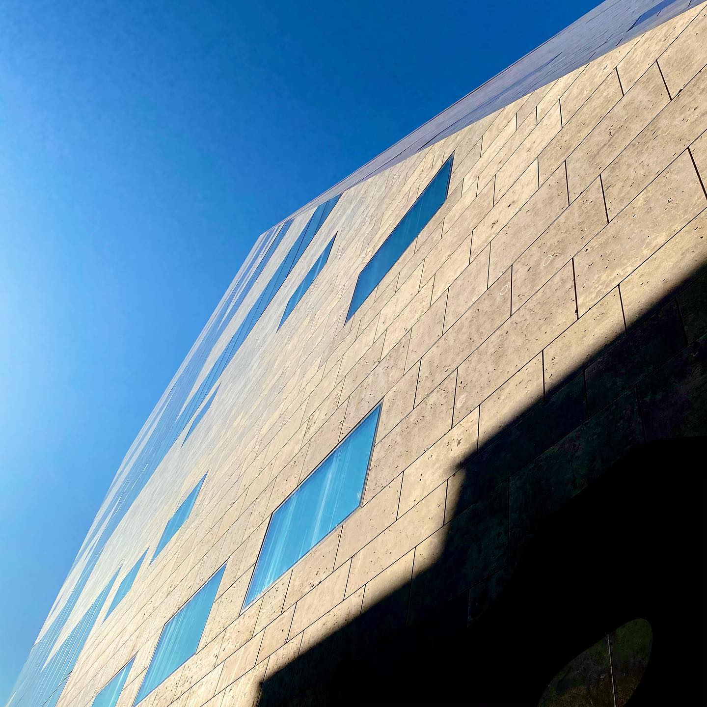 Angular building.
Forum Groningen.
#shotoniphone #photography #architecture #minimalism #minimalist #forumgroningen #artsy #architecturephotography #groningen #futuristic #angularbuilding #landmark