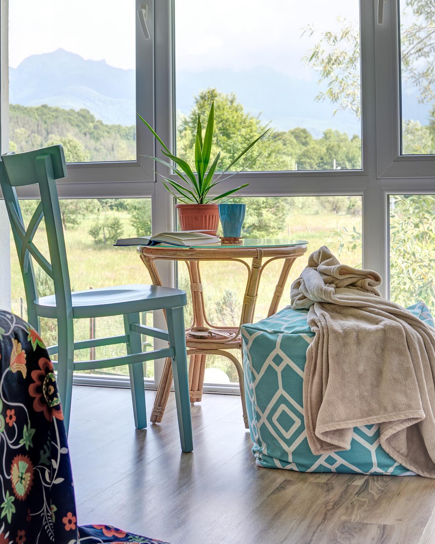 #bedroom with a view
.
.
.
.
#bedroominterior #mountainview #maragidik #bedroomwithaview