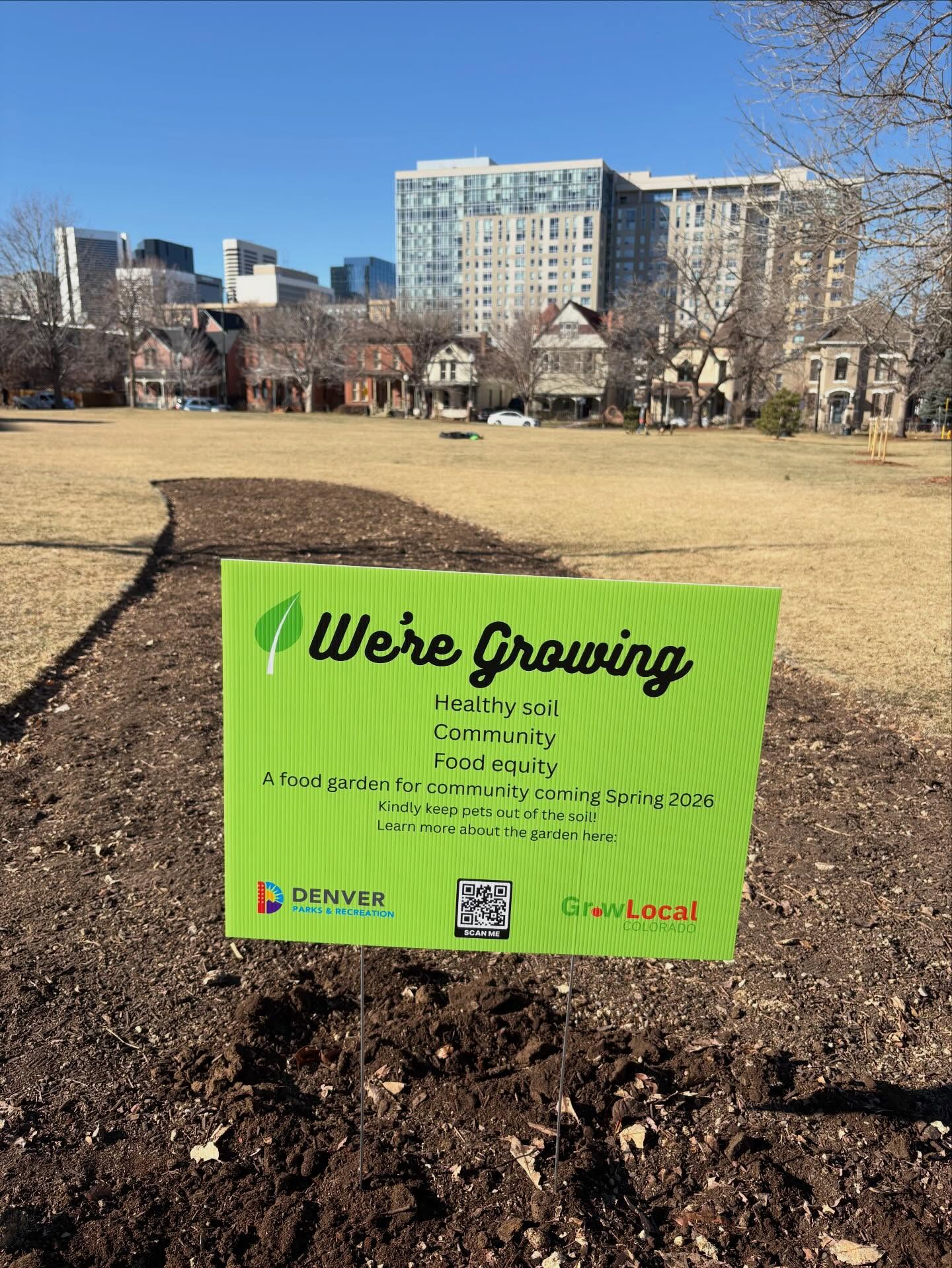 And now we begin building here. We observe, we add nutrients and hope that this garden will grow. And with it.. #community
#wetendtogrow #urbangardening #learntogrowfood #freshfoodaccess
@denverparksrec 🌱