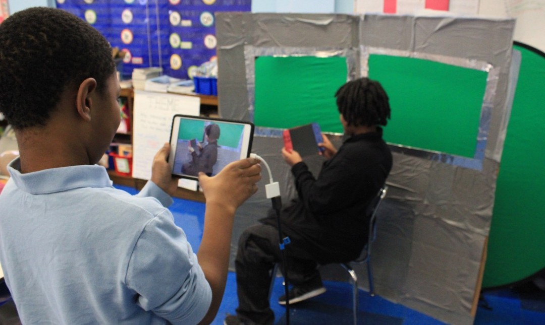 Brooklyn has so much history!
3rd grade students at Ps 159 Isaac Pitkin in Brooklyn, worked with Puppetry in Practice's resident, Andrew Murdock, to explore #greenscreen technology and engaged with various techniques to produce their very own film about Brooklyn's amazing history!
#puppetryinpractice #studentarts #artsinschools #nycschools #culturalstudies #nycdoe
To learn more about this and other programs, visit www.PuppetryInPractice.org