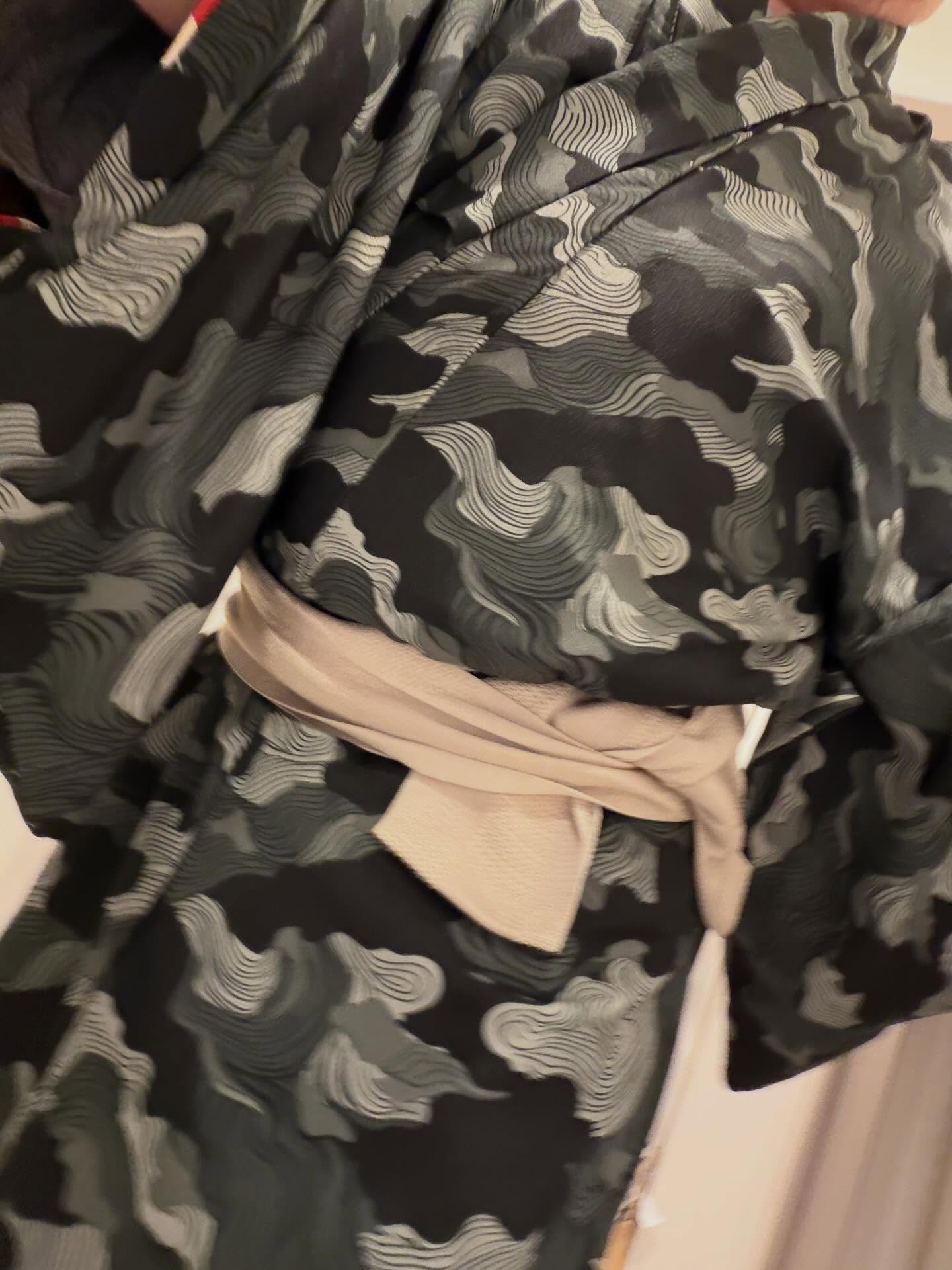 I didn't pull the knot to my back, but it was no problem.
角帯の結び目を後ろに回さなくても良いと思うんだ。
#kimono #menskimono #着物男子