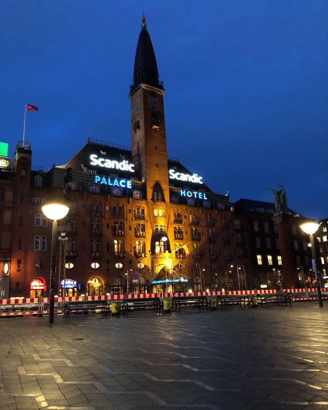 The Voyageurs hockey team has landed in Copenhagen. Time to relax after a long flight.