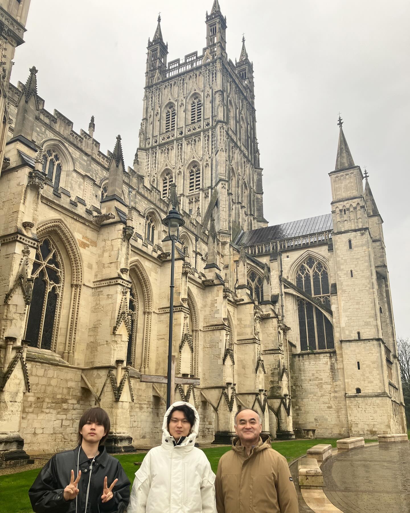 お客様の声
“ お忙しい中、プチ観光に連れて行ってもらったり、おいしい当地の食べ物を紹介してもらったりお世話になりました。今回、親子で留学しましたが、留学前に交通事故に会い骨折の為一次は留学を諦めていた長男にも、お気遣いいただき、学校への送り迎えをして頂きました。他の留学生にも、おそらく同様なお気遣いをされているのであろうと推察し、頭がさがる思いです。次回、留学する機会がまたあれば、ぜひHoneystone 留学サービスでお願いしたいと思っております。”
#親子留学 #イギリス #語学留学 #ホームステイ #チェルトナム #グロスター大聖堂 #ハリーポッター #ワーホリ