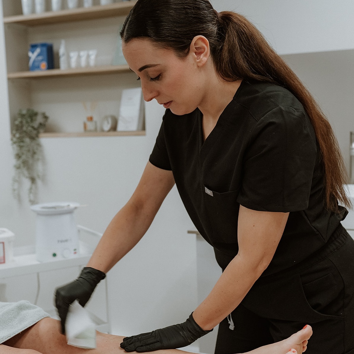 “Wondering how long your hair needs to be for a smooth wax? 🌟
The perfect length is about the same as a grain of rice—around 1/4 inch! This ensures the wax grips every hair for silky smooth results.
✨ Ready for flawless skin?
Book your appointment today via link in bio
#WaxingTips #SmoothSkin”