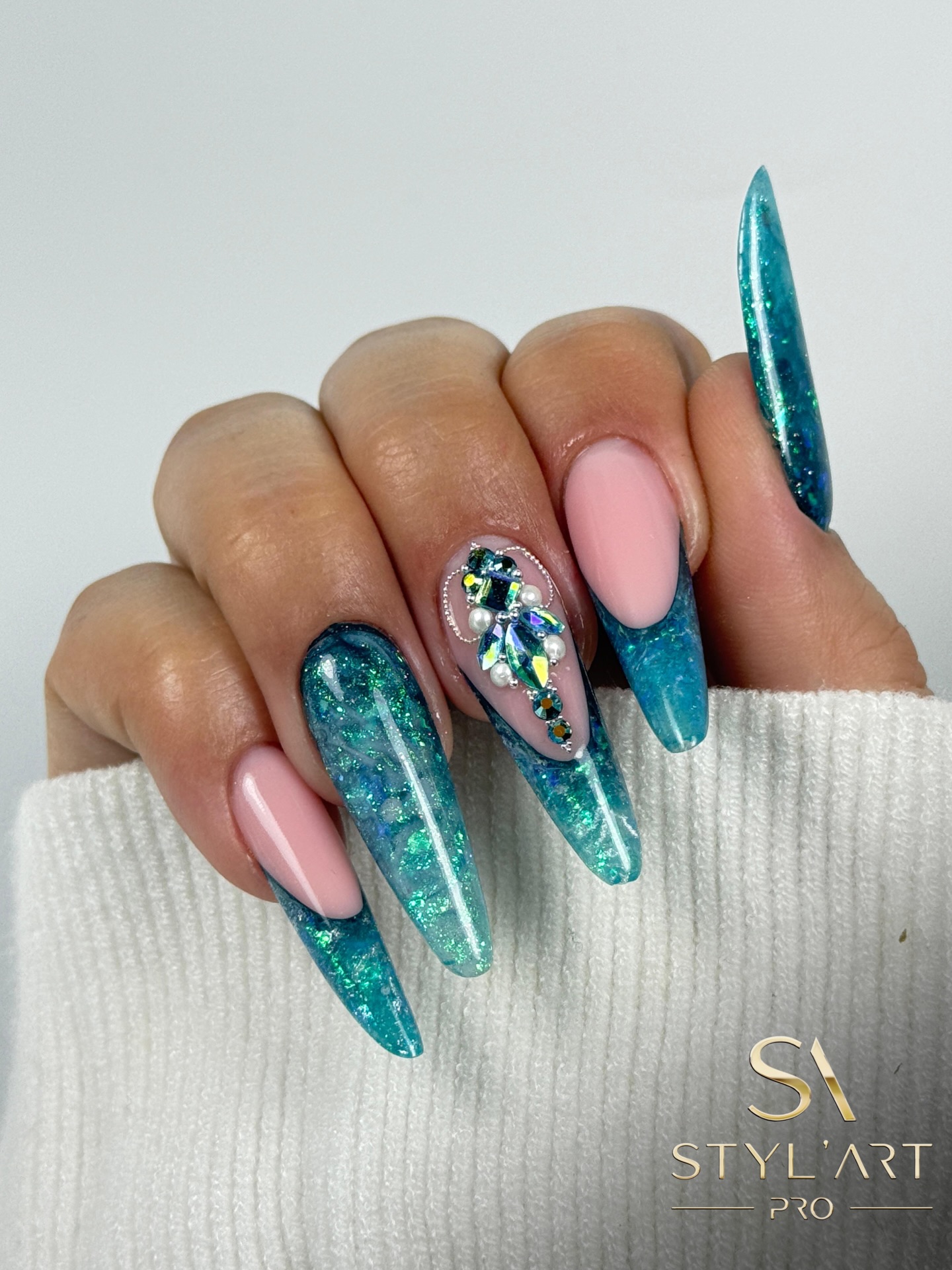 ✨ Création envoûtante ✨
Voici une pose artistique élégante réalisée par notre ambassadrice Malorie @dites_le_avec_les_ongles
Un design audacieux mêlant des nuances bleu lagon scintillant à la douceur intemporelle de la teinte Silky Nude de notre gamme Tixo.
On adore le contraste entre la transparence pailletée et le nude qui apporte équilibre et modernité à la pose.
Ensuite que la composition de strass, délicatement posée, crée un véritable effet bijou ultra raffiné ✨
Une pose sophistiquée, féminine et lumineuse, qui reflète parfaitement le savoir-faire, la précision et la créativité de notre ambassadrice.
💬 Alors, dites-nous tout : vous validez cette pose ?
On attend votre avis en commentaire