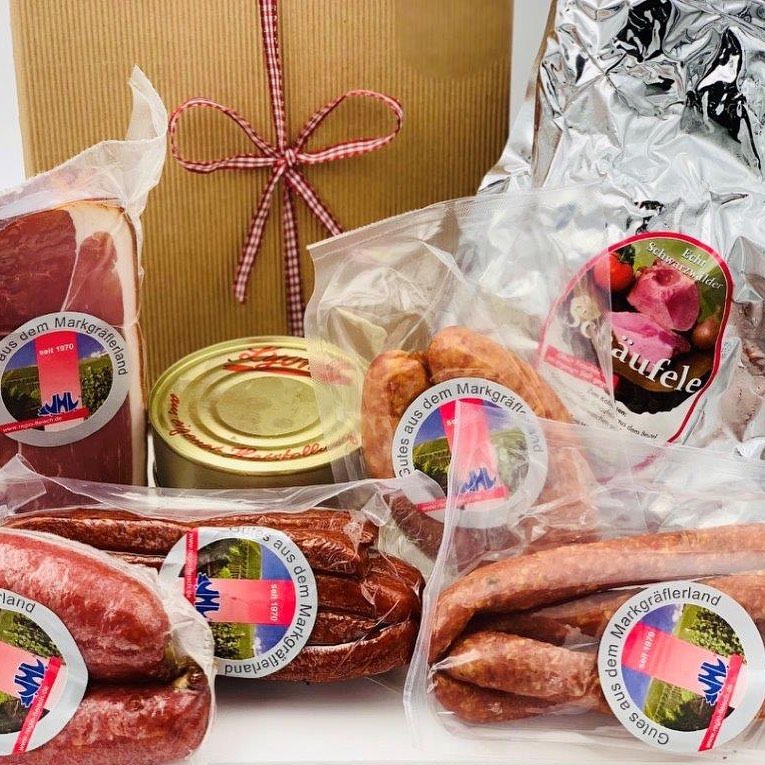 Geschenkebox Schwarzwald
ab sofort im Onlineshop bestellbar.
wir liefern bundesweit pünktlich zum Wunschtermin, direkt zum glücklichen Beschenkten.
#lieblingsmetzger #uhlfleisch
#geschenke #geschenkeausdemschwarzwald
#schwarzwaldliebe #schwarzwaldweh #schenkenmitgenuss