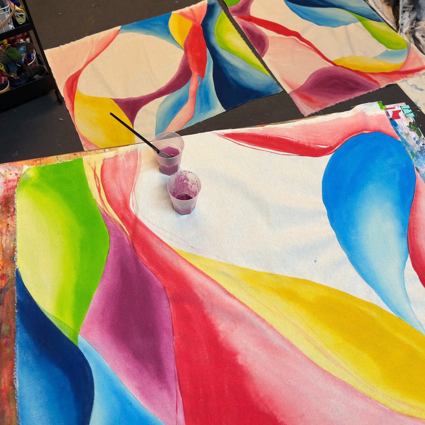 Dva týdny do výstavy v Café Charmé 💫🌷🌻
#SmělýRádce #exhibition #abstract