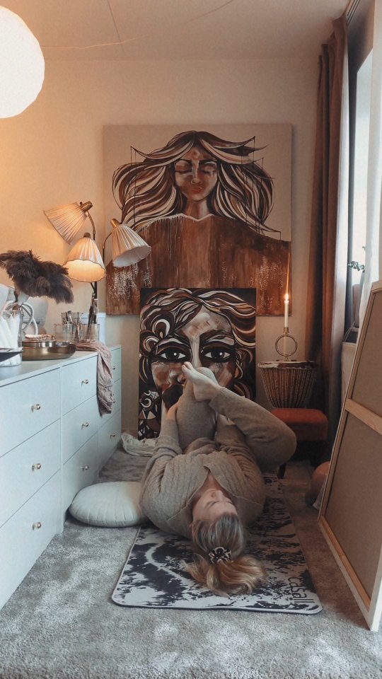 Något man inte pratar om när hälsan sviker är skuldbeläggande och besvikelsen över sin egen kropp.
Tankar som: Har jag inte tagit hand om den tillräckligt? Hade jag kunnat gjort något annorlunda? är frågor som jag brottas med ibland.
För mig handlar det just nu om att möta min kropp med ännu mer inkännande och rörelse, för att vi tillsammans ska kunna klara den här utmaningen.
Och kanske är det också en stilla påminnelse om tacksamhet över hur mycket kroppen faktiskt gör för oss, varje dag, utan att vi äns tänker på den 🙏
.
.
.
.
.
.
.
.
.
.
.
#mentalhälsa #kreativitetsomläkning #yogarörelser #djupaandetag #hälsa #läkningsprocess #bröstcancer #kreatör #dansterapi #kroppsterapi #konstterapi #psykiskhälsa #välbefinnande #återhämtning #ateljé #målarpaus #läkning #tacksamhet #kroppsideal