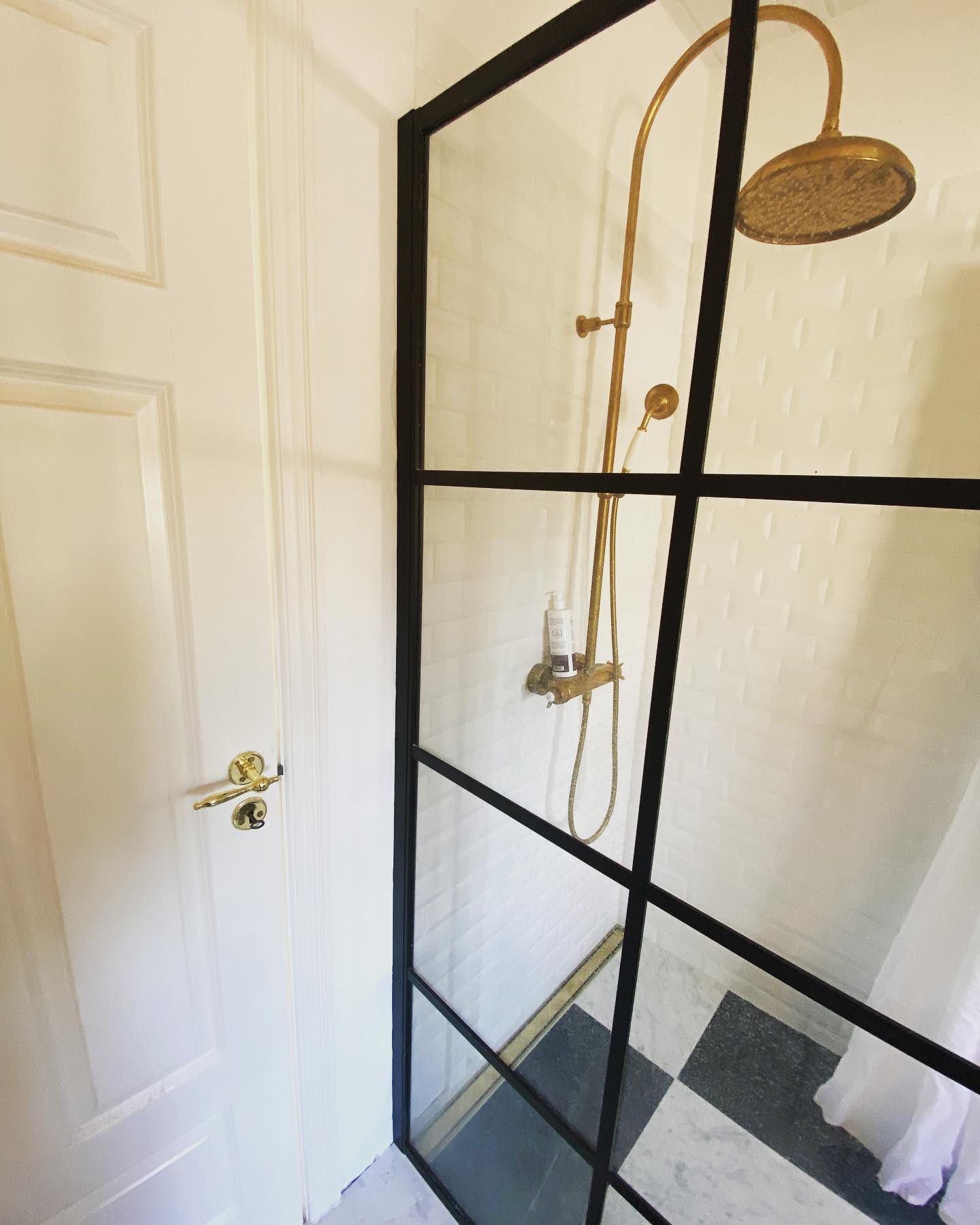 MESSING IS BACK! Så flot og virkelig god stil 🚿
#vvskraft #renovering #nordsjælland #unidrain