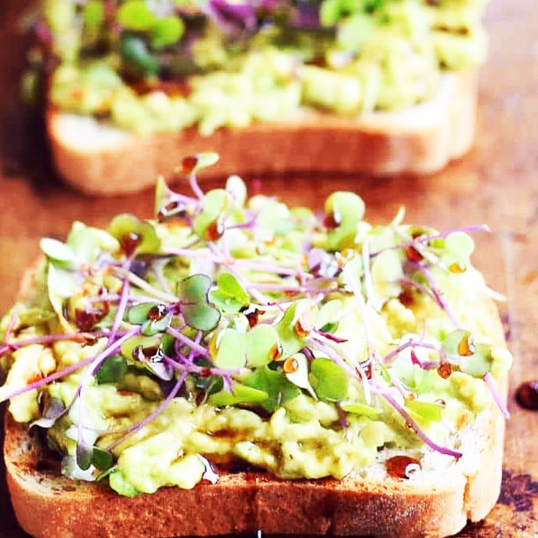 Starten wir mal den Tag mit guten Avocado und Radieschen Toasts 😋 ❤️ #grossstadtoase #microgreens #radieschen #avocado #superfood #organic #delicious #handmade #urbangardening #lifestyle #gourmet #nachhaltig #picoftheday #vegan #vienna #die_grossstadtoase #umami