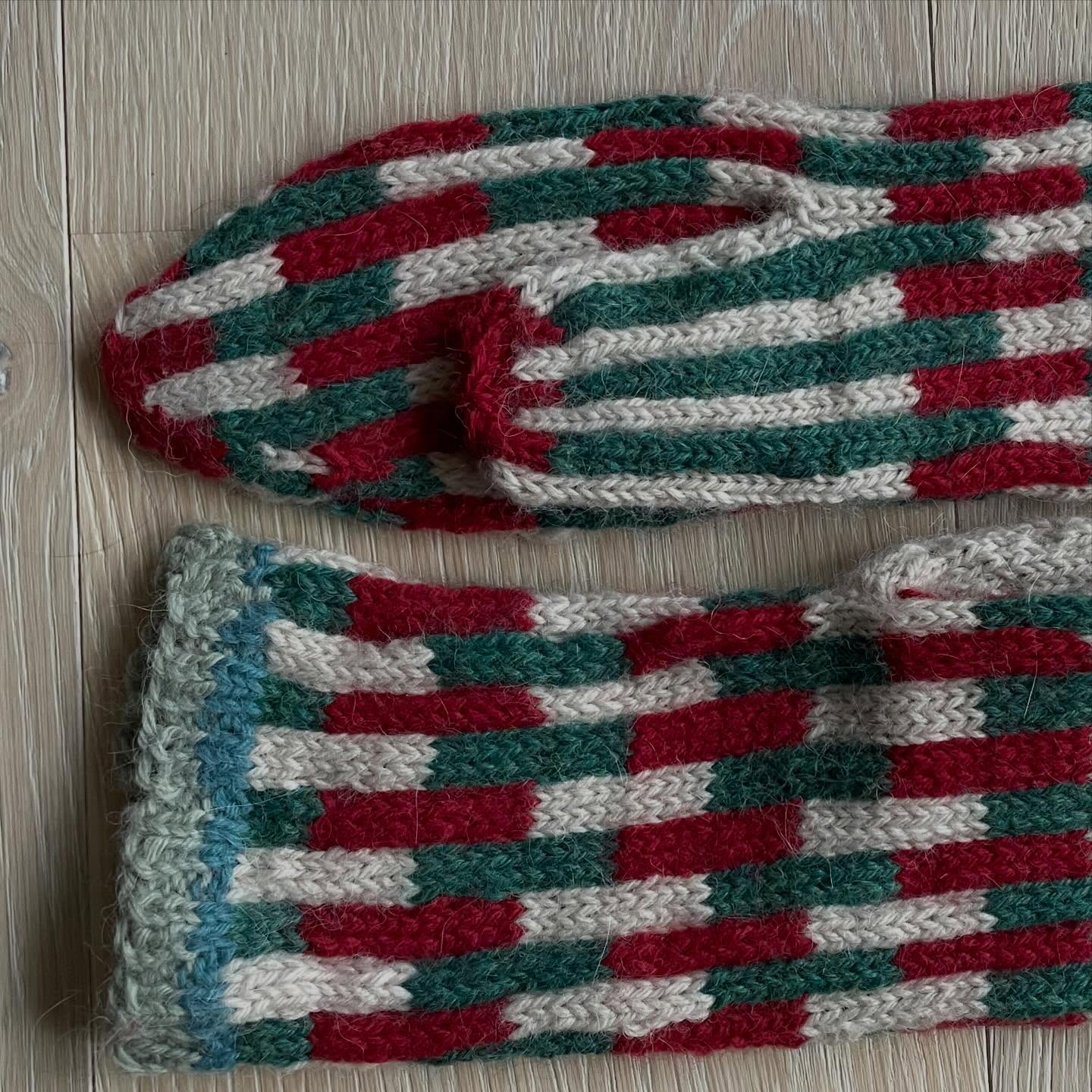 Xmas-inspired Mittens. #handknit #alpaca #redandgreen❤️💚 #stripes
