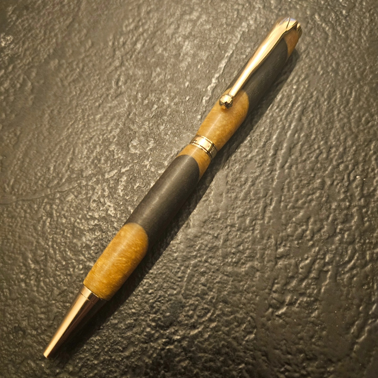 Morta / Résine époxy Or / Mécanisme de stylo Or
Le Morta, ou chêne des marais, est un arbre tombé dans la tourbe il y a des millénaires ! Il s'est fossilisé dans la vase jusqu'à se teindre de noire !
#woodturning ##woodworking #artisanatfrancais #autoentrepreneur #epoxyart #epoxyresin #lafabricdard #wood