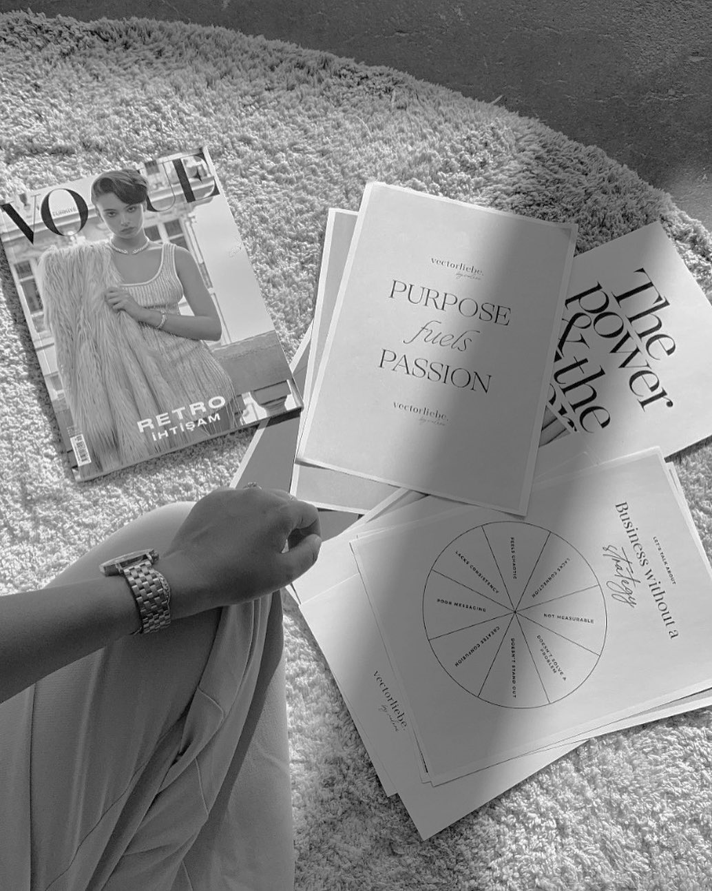 Ihr Lieben 🤍 Aktuell bin ich beruflich bis zum 20.01 verreist - alle Kennenlerngespräche können daher erst zu einem späteren Zeitpunkt stattfinden. Ich freue mich schon euch kennenzulernen, denn es ist wirklich immer mit das Magischste eure Visionen zu hören. Dabei entstehen in meinem Kopf schon soooo viele Ideen!
Du willst auch ein Kennenlerngespräch mit mir, um deine Vision endlich sicht- und spürbar zu machen? 🤍 Dann ist das hier dein Zeichen - www.vectorliebe.de
Bis ganz bald, deine Valérie.
#vectorliebe #soulfulbranding #soulful #holisticdesign #selbstständigkeit #sichtbarkeit #webseite #minimaldesign #oldenburg #bremen #moodboard