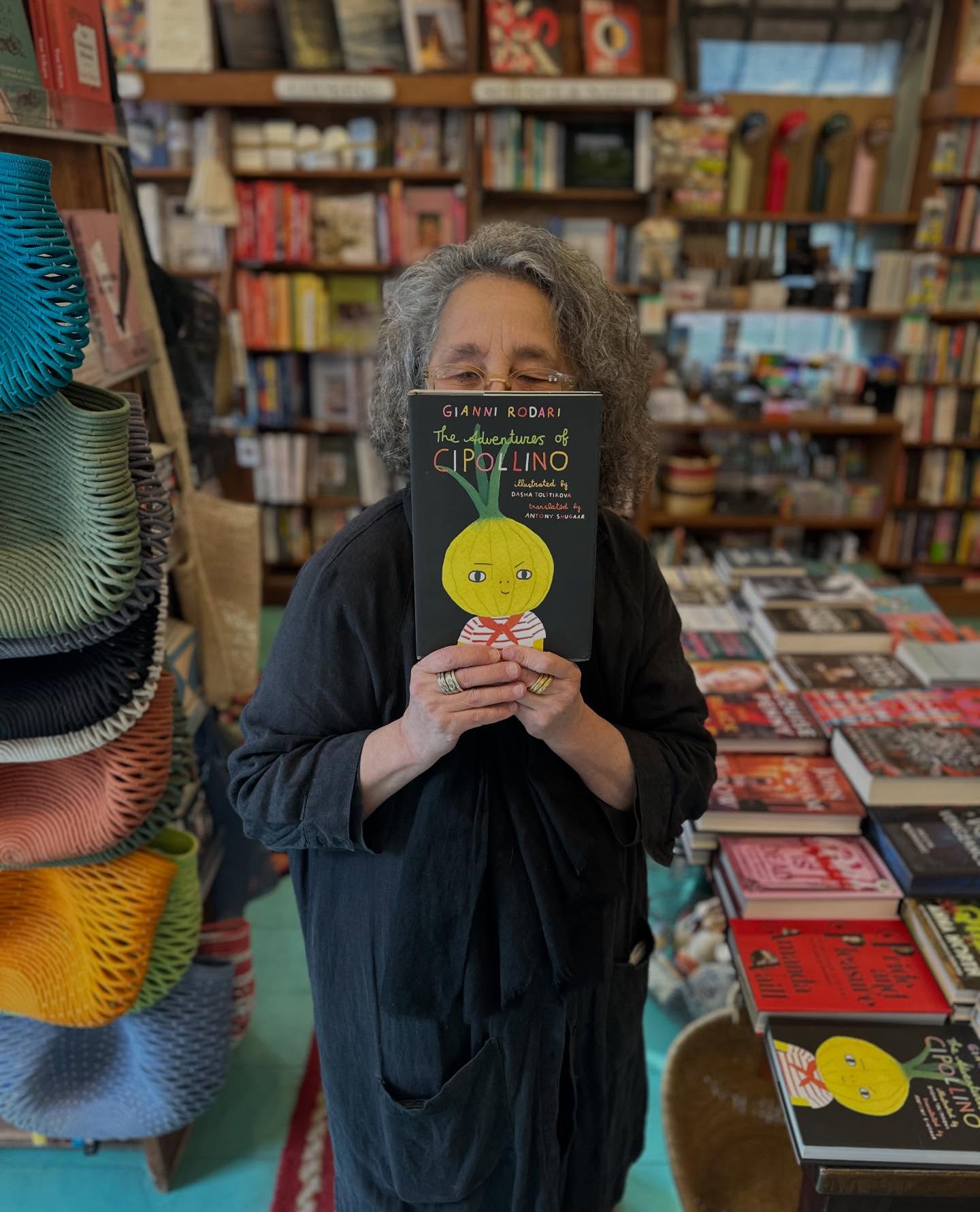 Suzanne over @bookworksgifts new favorite book for the New Year is “The Adventures of Cipollino”, a classic children’s book by Italian author Gianni Rodari. The story features a young onion named Cipollino who leads a rebellion of fruits and vegetables against the tyrannical Prince Lemon and his corrupt officials to free his imprisoned father. Written in 1951, the story uses humor, wit, and solidarity, rather than violence, to champion the underdog and fight injustice in a world of anthropomorphic produce. Copies @bookworksgifts