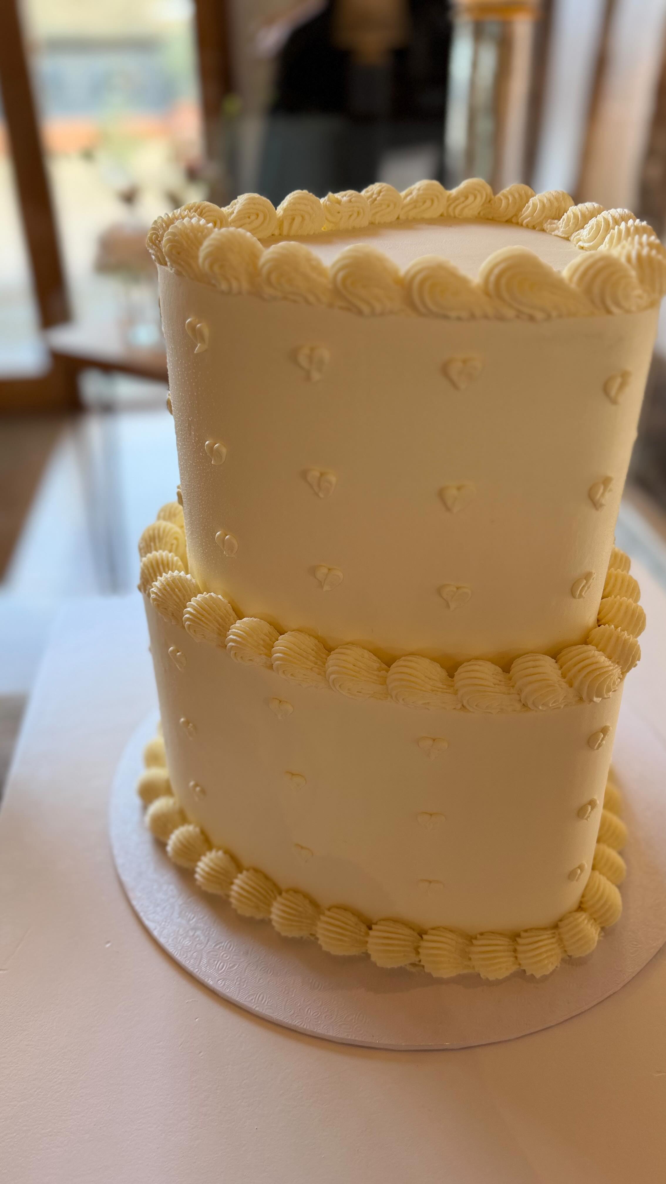 Some people hear free from and expect disappointment. Which is fair if all you’ve had is dry cake and low expectations. Try a Mad Batter cake and then we’ll get in to it about how good free from can be 👀🙌🏻🍰