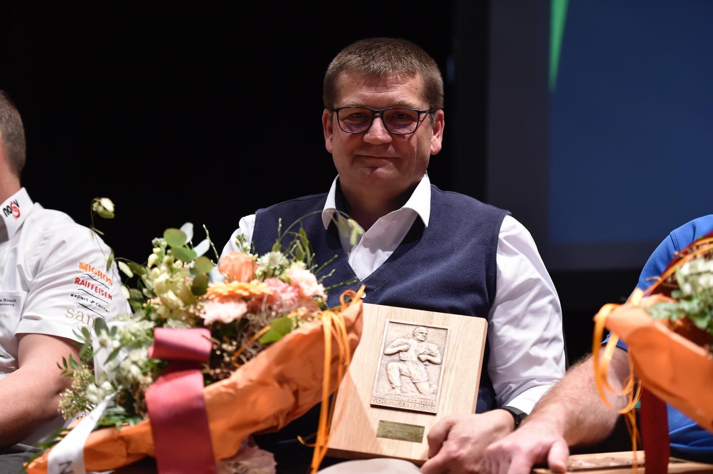 Martin Hug neues NOSV-Ehrenmitglied!
An der gestrigen Delegiertenversammlung des Nordostschweizer Schwingerverbandes in Waldstatt (AR) wurde der Präsident des SC Flims zum Ehrenmitglied ernannt. Hug bekleidete in den letzten Jahrzehnten verschiedenste Funktionen und Ämter, so war er etwa auch vier Jahre als BKSV-Präsident tätig. Herzliche Gratulation, Martin!
Als OK-Präsident des übernächsten NOS-Teilverbandsfests vom 27. Juni 2027 in Untervaz, durfte Barthli Schrofer die Anwesenden über den Stand der Arbeiten informieren. Gleichzeitig erhielt der SC Unterlandquart auch den off. Zuschlag für das Nachwuchsfest tags zuvor.
Neben eine Reihe von Wahlen – so wurde etwa mit dem Schaffhauser Christian Heiss das Präsidium und mit dem Toggenburger Urban Götte das wichtige Amt des Technischen Leiters neu bestückt – sowie einer Statutenrevision stand die Versammlung auch im Zeichen des Rückblicks auf das erfolgreiche letzte Jahr. Schwingerkönig Armon Orlik, Neueidgenosse Christian Biäsch und die weiteren NOS-Kranzgewinner des ESAF 2025 wurden nochmals geehrt.
Vollständiger Versammlungsbericht auf der NOSV-Website!
📸: Jakob Heer
#Schwingen #Tradition #Graubünden #NOSV #Waldstatt