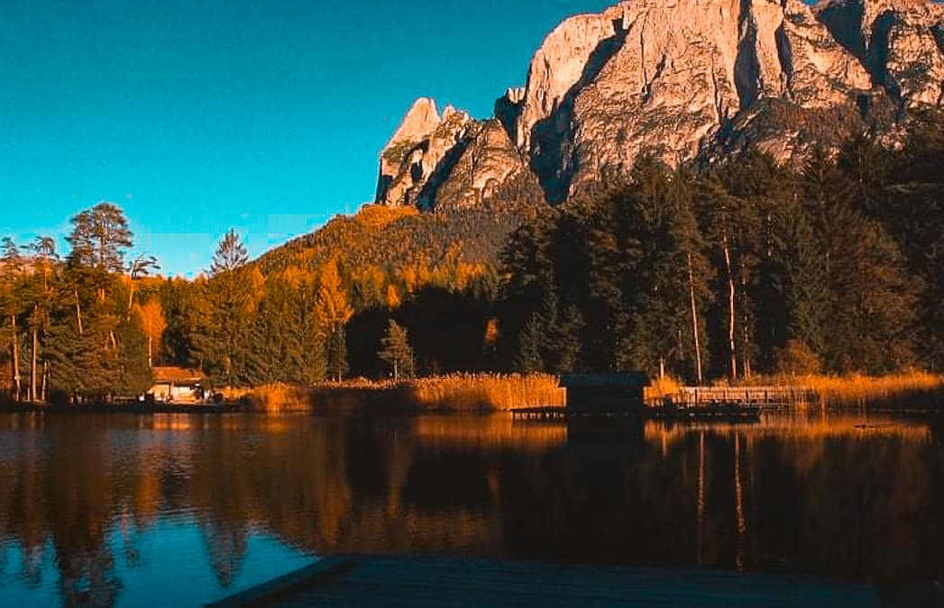 📍Laghetto di Fié allo Scilliar - Un luogo ideale per una pausa rigenerante
🏞️Questo piccolo lago è immerso nei boschi e sovrastato dal massiccio dello Scillar, conosciuto come il lago di Fiè (Völser Weiher in tedesco).
❓Ebbene si in realtà ci sono due laghi, il primo che incontrate poi troverete specificato è classificato stagno ma sempre bello da vedere.
🌲🌲Immerso nel verde il perimetro è molto pianeggiante, infatti lungo il cammino troverete delle bellissime panche, tavolini per un bel picnic, legni con forme di animali fantastici e una casetta sospesa sull’acqua.
⛰️Dal Laghetto di Fiè si possono raggiungere diverse Malghe. Si possono scegliere vari percorsi a piedi. Consigliata la passeggiata che dal lago porta alla malga Tuff.
E voi sapevate dell'esistenza di questo laghetto?
#sudtirolo #alpedisiusi #seiseralm #dolomiti #dolomites #travelblogger #places #Bolzano #Fié #altoadige #lake #travelwithiaia #travel #italy